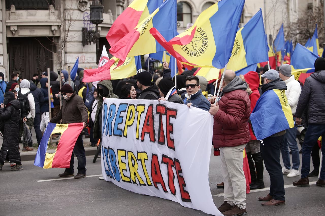 VIDEO. Incident între George Simion și un jandarm. Apoi liderul AUR aleargă după un alt bărbat. Protestarii merg spre Cotroceni