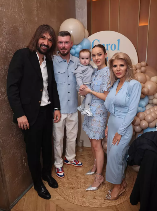 Raluca Moianu i-a tăiat moțul nepoțelului ei. Ce a ales Carol de pe tăviță. „Nașul Dan Alexa ne-a spus că a făcut cea mai bună alegere”