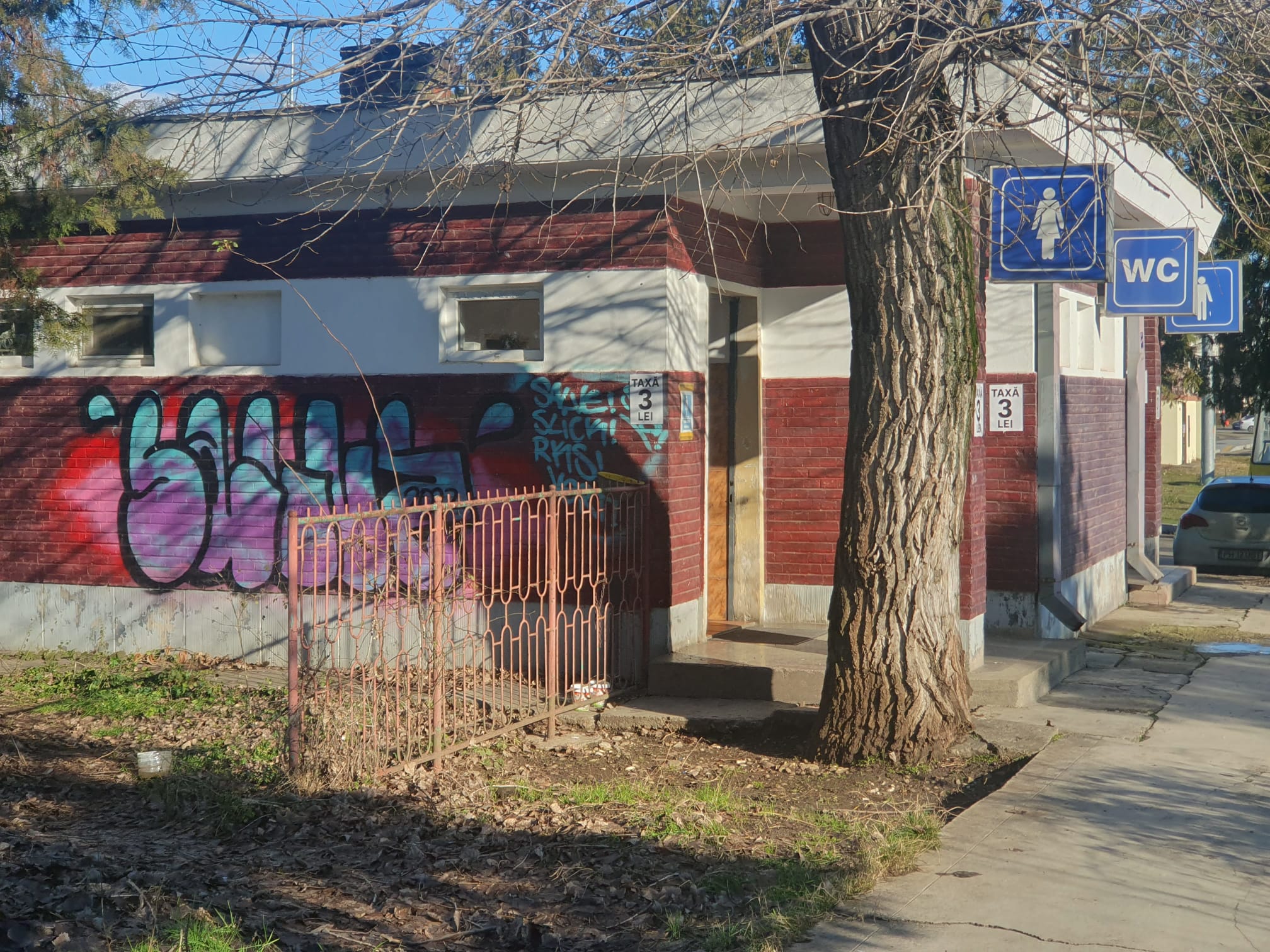 Gara de Vest din Ploiești a ajuns un decor de film horror: gropi, fisuri, mizerie, apă lipsă. Lucrări pentru modernizare de 4 milioane euro, neîncepute