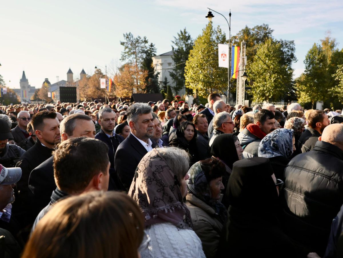 Candidații la prezidențiale au ajuns la slujba de la Catedrala Mitropolitană Iași, pentru Sfânta Parascheva