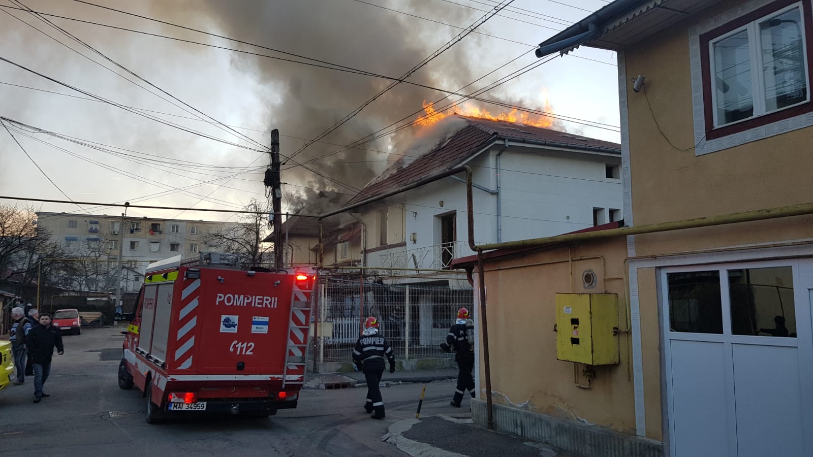 Incendiu puternic într-un cartier din Iași. Mai multe case au fost cuprinse de flăcări / FOTO&VIDEO