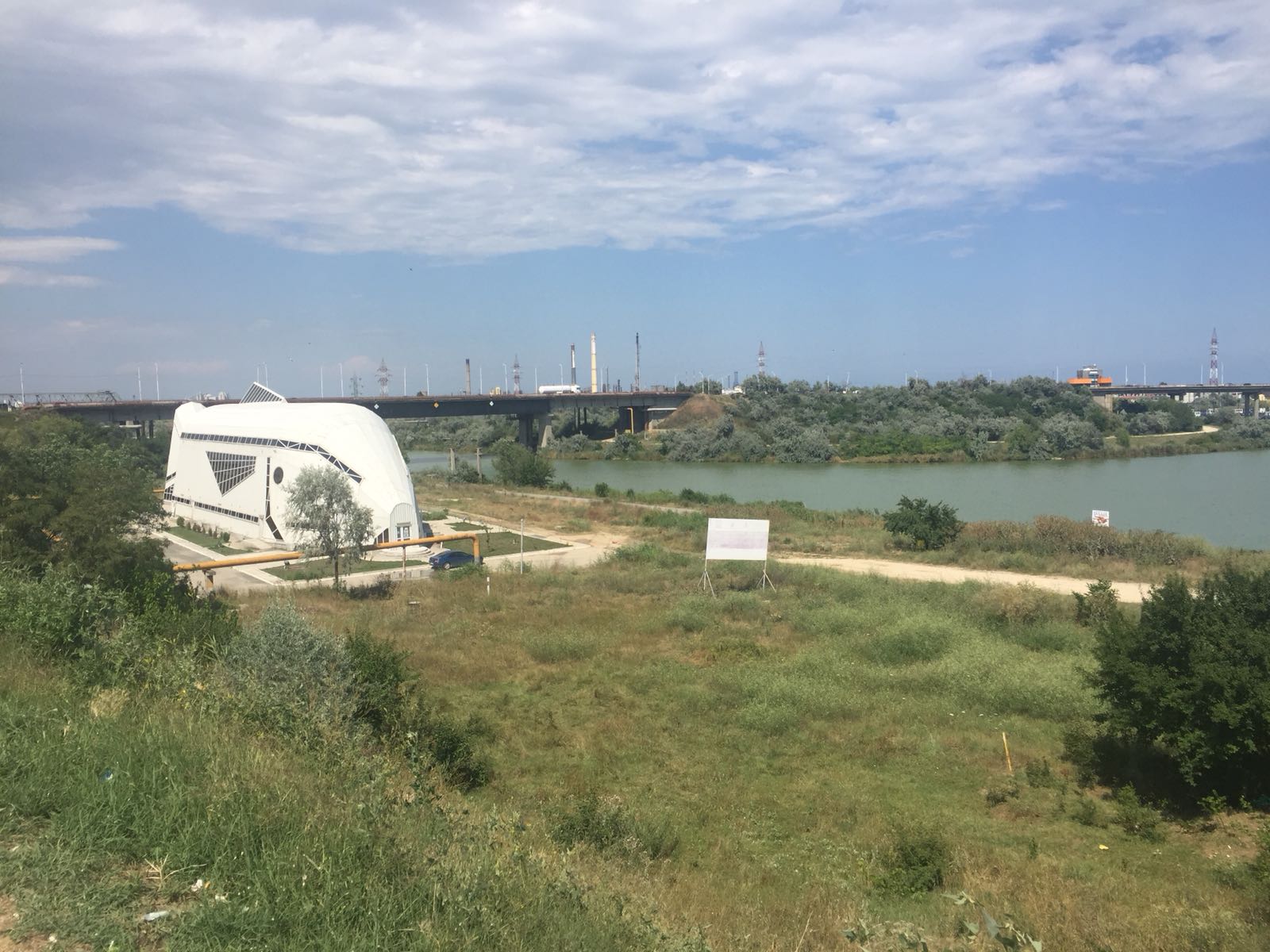 REPORTAJ/Piața de pește din Năvodari, un mastodont construit cu bani europeni, zace nefolosit. 1,5 milioane de euro, aruncați pe apa sâmbetei