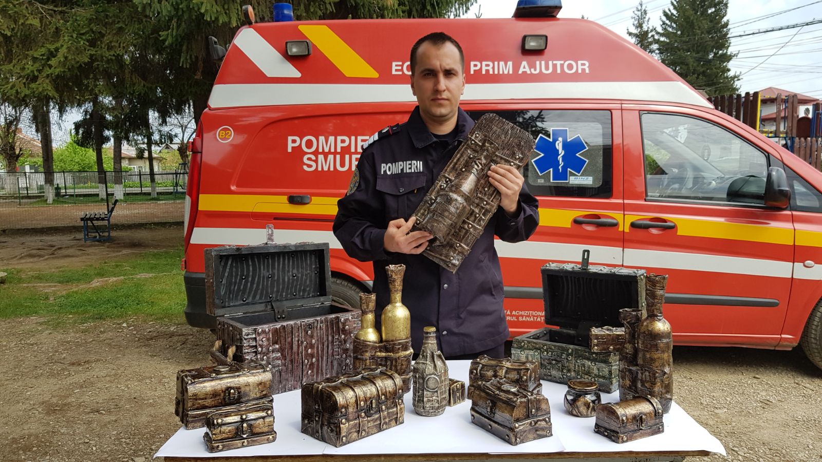 REPORTAJ: Omul care transformă gunoiul în artă / GALERIE FOTO