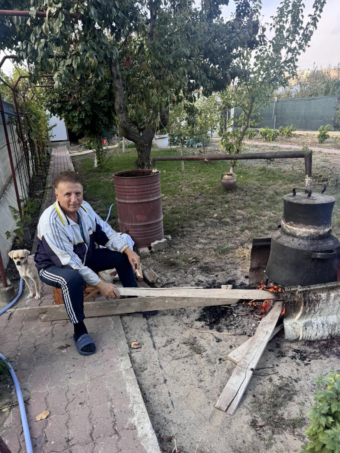 Constantin Enceanu face țuică după rețeta bunicii