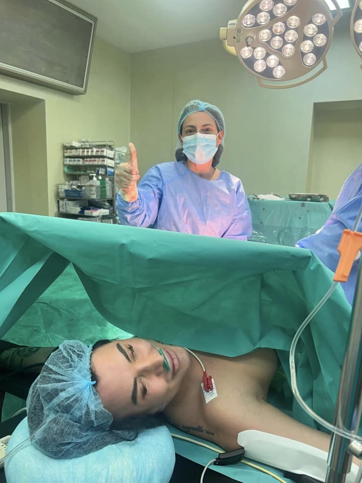 Daniela Crudu a fost externată. Iubitul a venit să o ia de la spital după ce a născut, însă au plecat fără fetiță