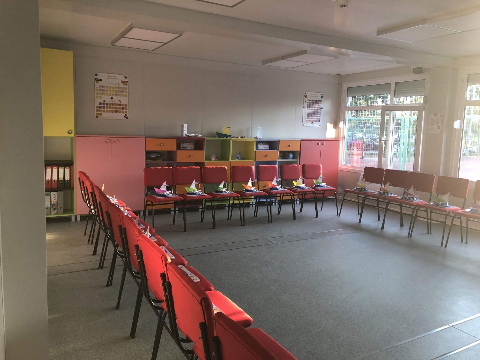REPORTAJ/ Clopoțelul a sunat în containere la începerea noului an într-o școală din Timișoara. Primarul i-a îndemnat pe cei mici să devină ”oameni școlați” - FOTO