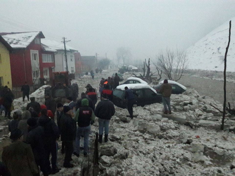 Inundații în județul Bistrița-Năsăud. Zeci de gospodării și mai multe drumuri, măturate de ape după topirea gheții