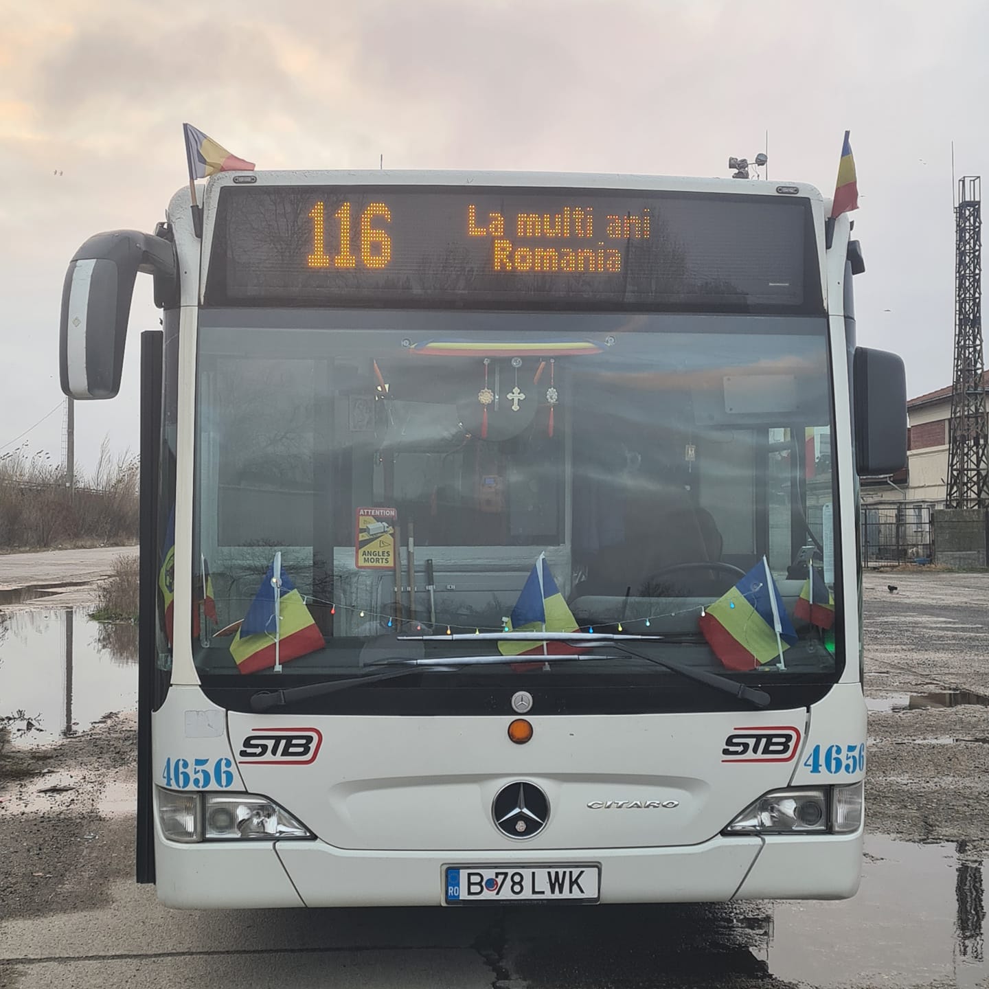 Tramvaiul Tricolor circulă în București pe linia 41. „Arborăm cu mândrie drapelul țării!”
