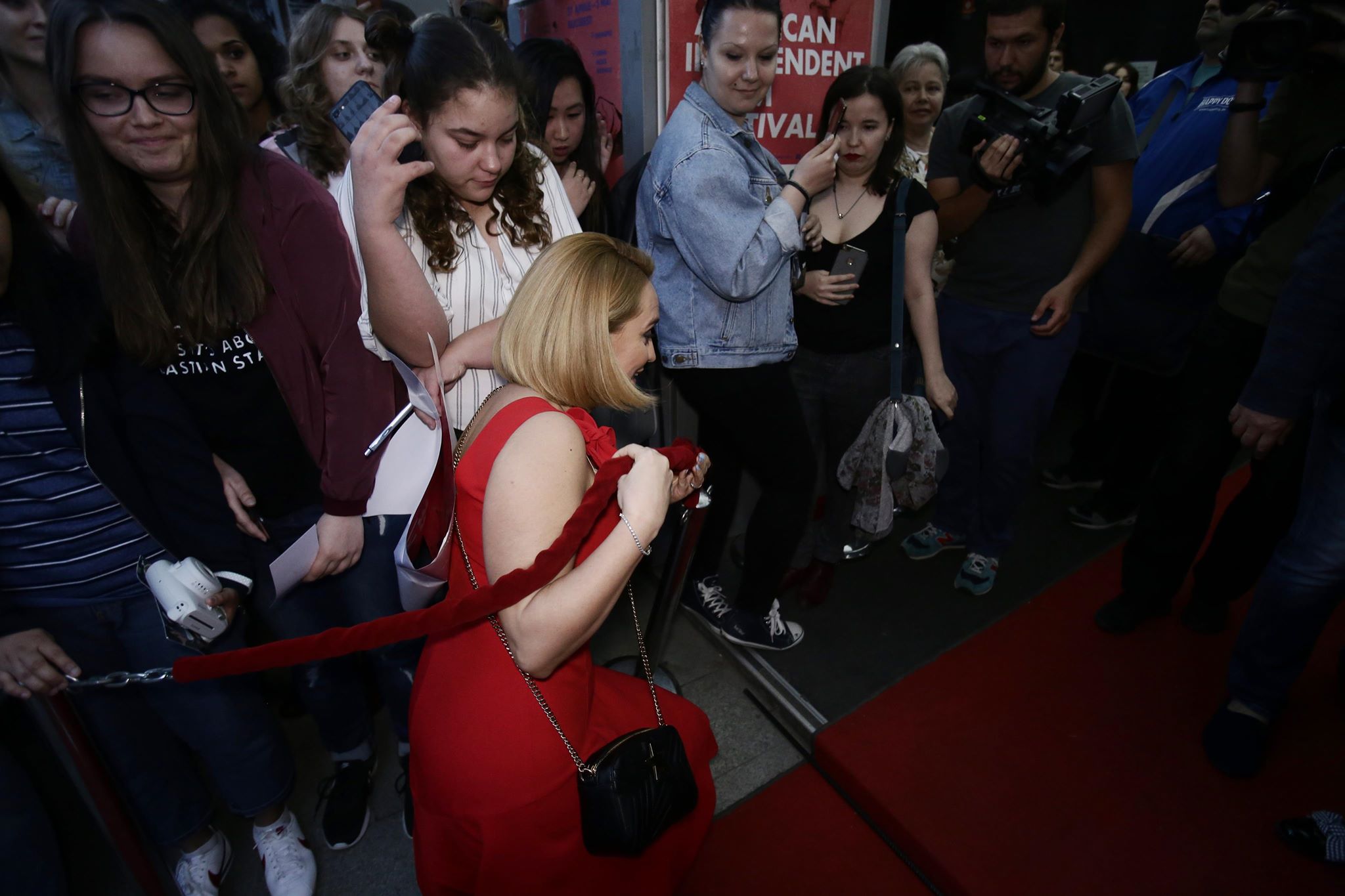 Andreea Esca, spontană și nonconformistă în situații dificile. Îmbrăcată în rochie de seară a trecut pe sub un cordon care interzicea accesul!