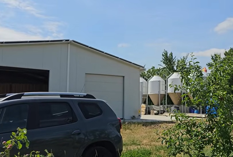 Imagini cu gospodăria lui Florin Călinescu de la Buftea. Are găini, porci, bibilici, dar și o grădină cu legume și o livadă