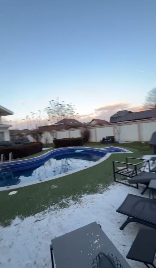 Imagini din casa lui Adrian Minune din Ștefăneștii de Jos. În garajul vilei sunt cele două mașini de lux, un Ferrari și un Lamborghini