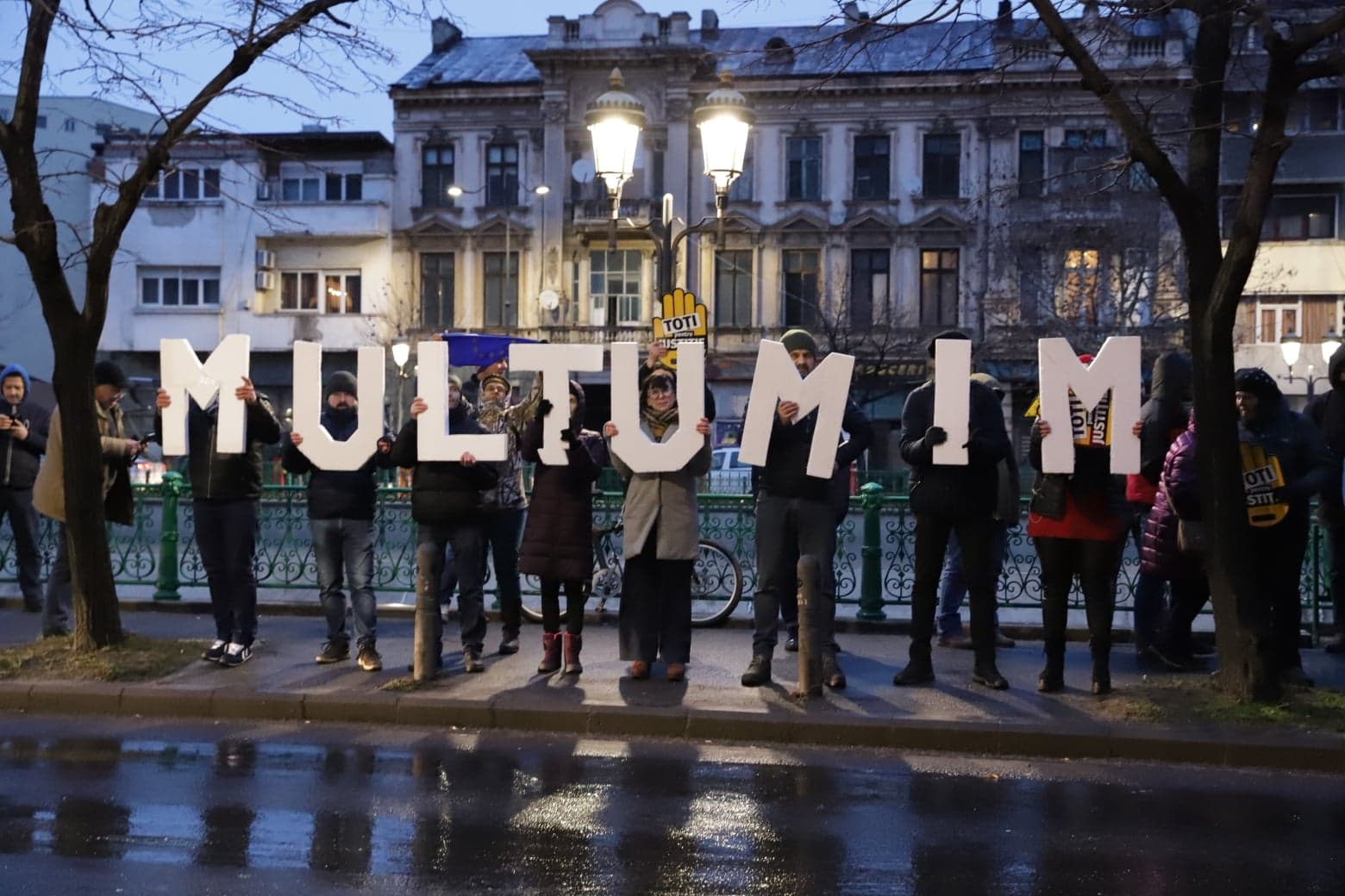 Judecătorii și procurorii au umplut treptele Palatului de Justiție de la București. Au protestat față de modificările aduse legilor Justiției |VIDEO