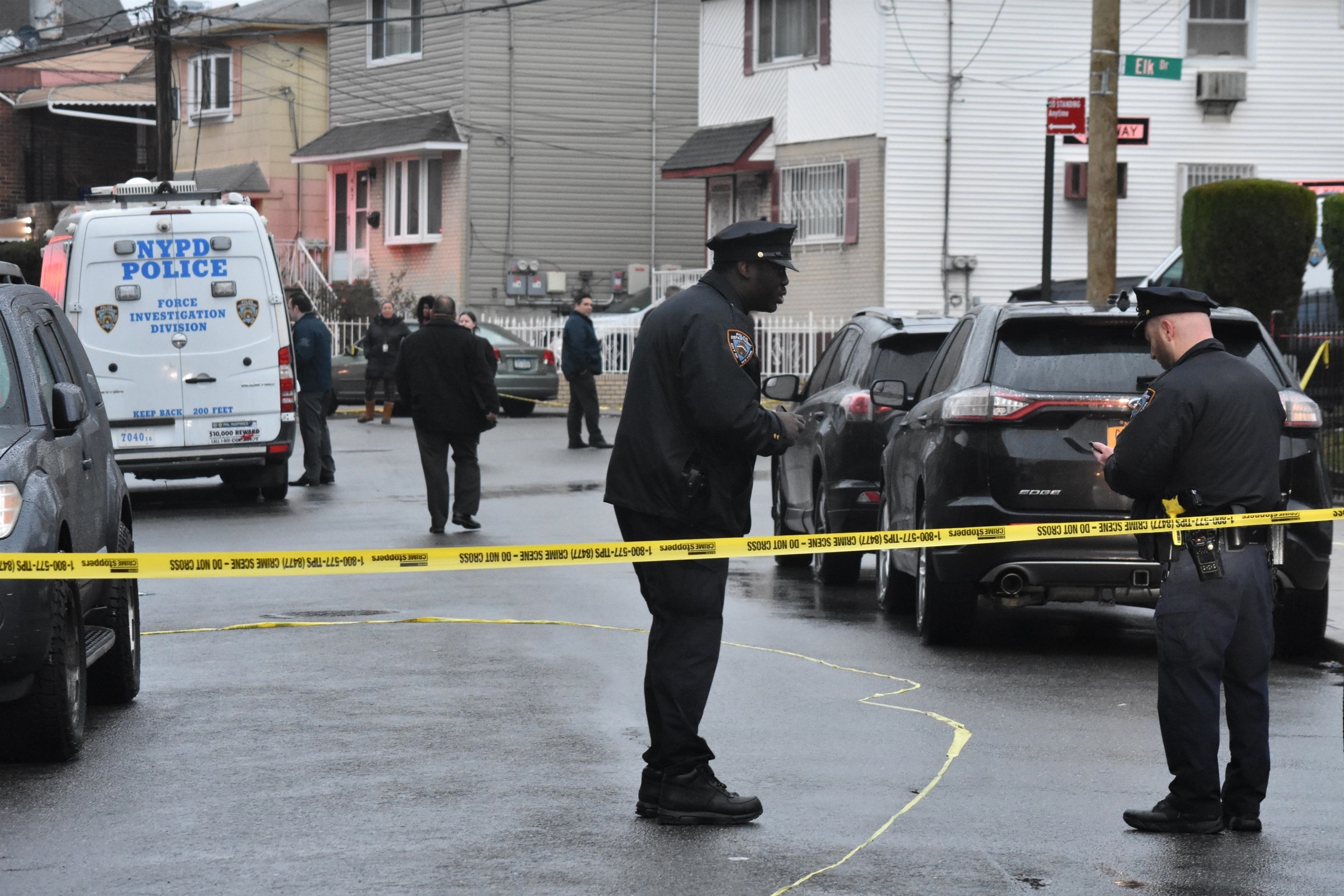 Patru oameni, dintre care doi copii, înjunghiați mortal de un bărbat, o rudă a victimelor, într-o casă din New York