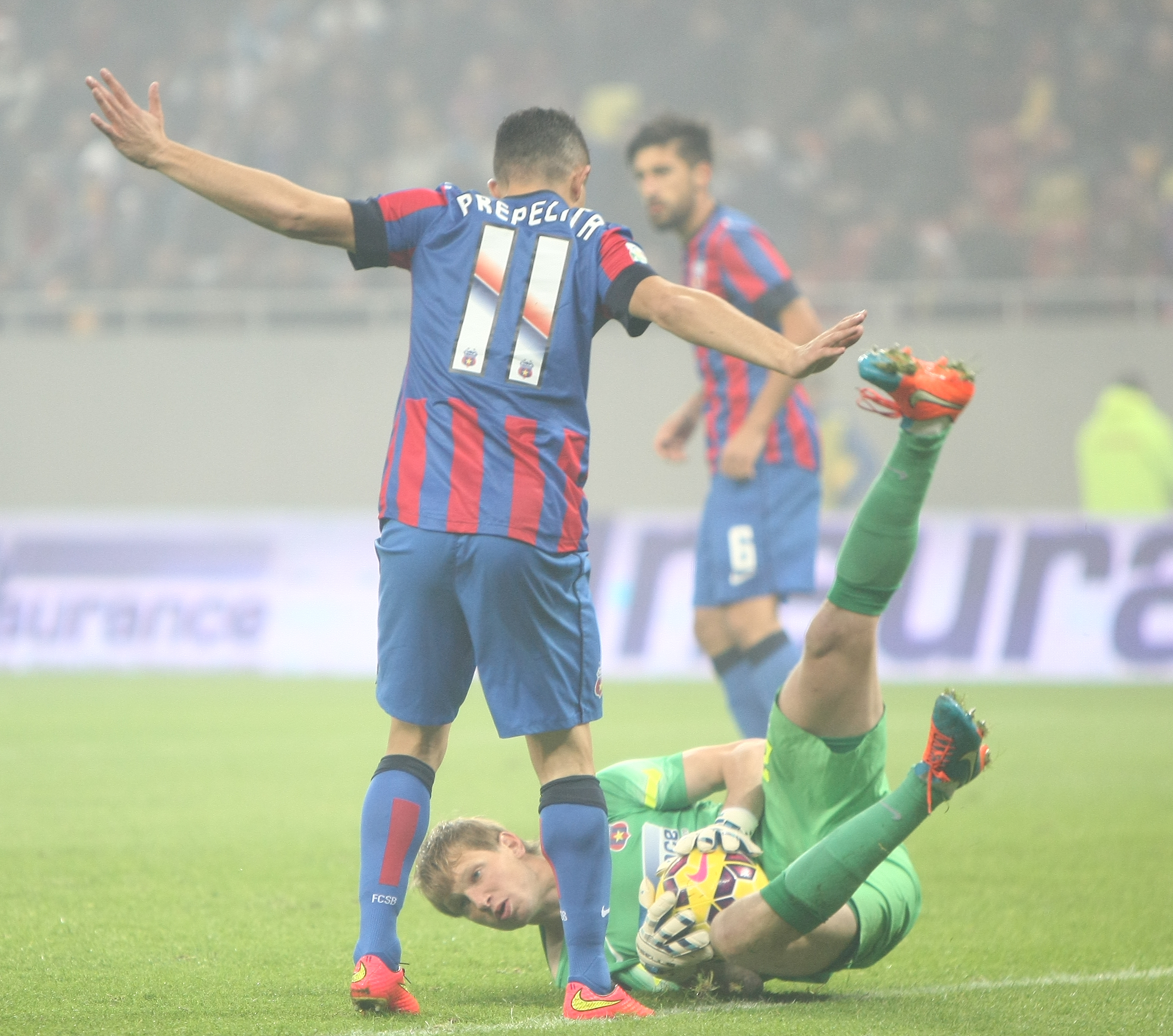 GALERIE FOTO&VIDEO/ DERBY-UL ROMÂNIEI, STEAUA - DINAMO 3-0. ^ Echipa din Ghencea i-a speriat pe ”câini” de Halloween! Szukala, Papp și Keșeru au înscris pentru roș-albaștri. Arlauskis și Bărboianu, loviți de petardele aruncate de suporteri. Băiatul lui Florentin Petre a debutat la Dinamo