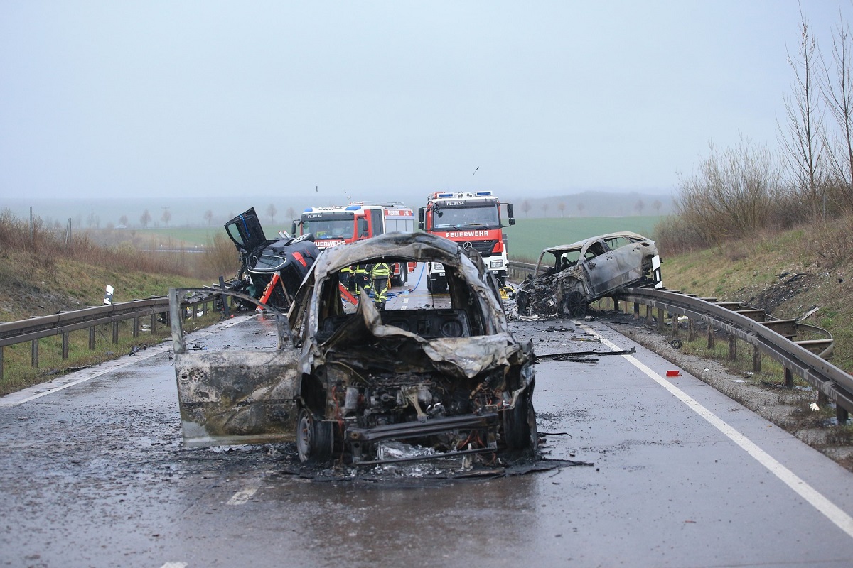 Cinci prieteni, toți de 19 ani, au murit într-un Mercedes care a ars ca o torță, după ce l-a lovit un BMW, pe o șosea din Germania