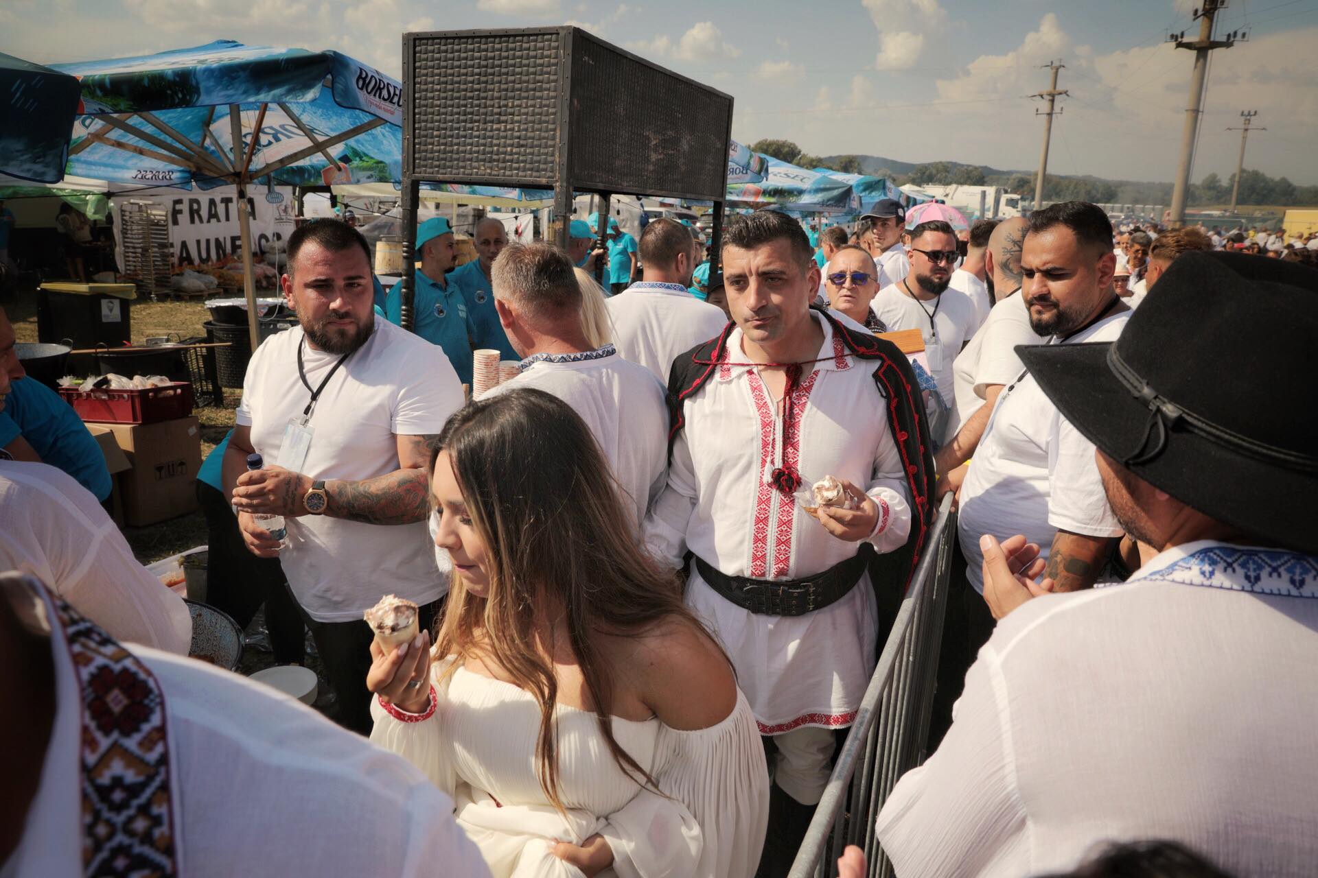 O mireasă și două nunți. Cum a petrecut poporul în vale, iar ceilalți invitați, în deal, la căsătoria „domnului AUR”, George Simion