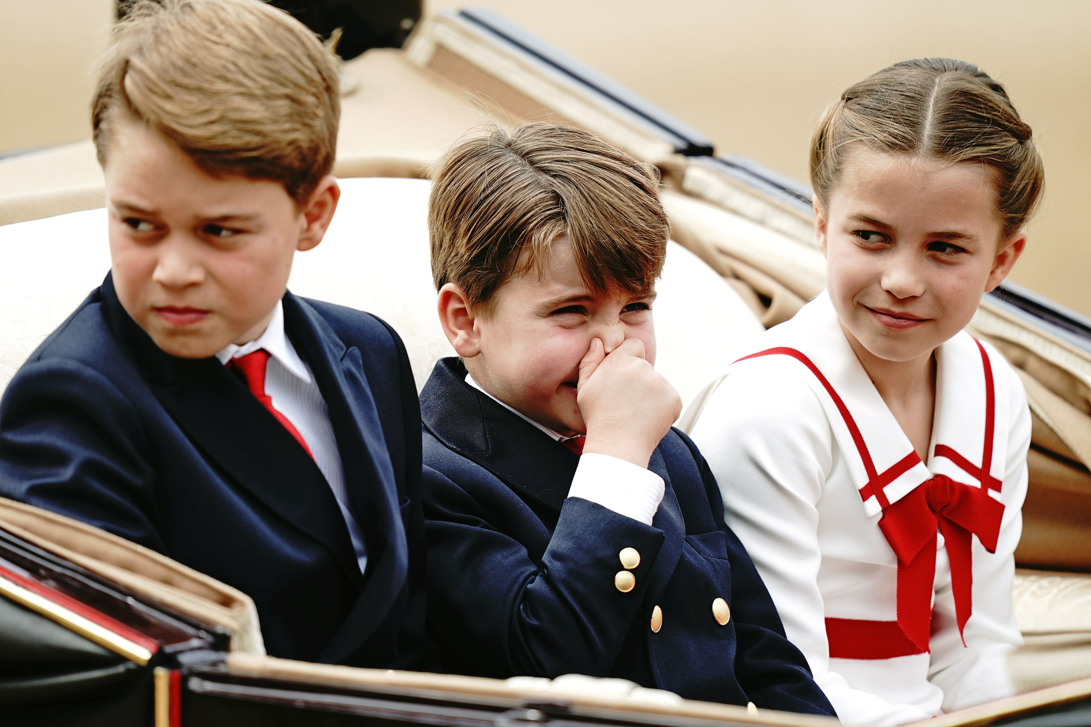 GALERIE FOTO. Prințul Louis a furat toată atenția la parada de ziua regelui Charles al III-lea. Gesturile sale simpatice au fost remarcate de toată lumea