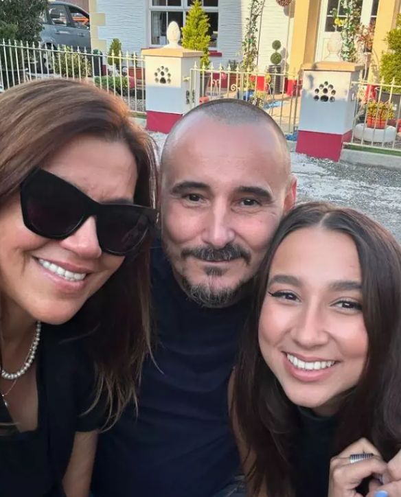 Imagini rare cu Mirela Retegan și tatăl fetei sale, Maya. În ce relație a rămas fondatoarea trupei Gașca Zurli cu Cornel, solistul trupei Stigma