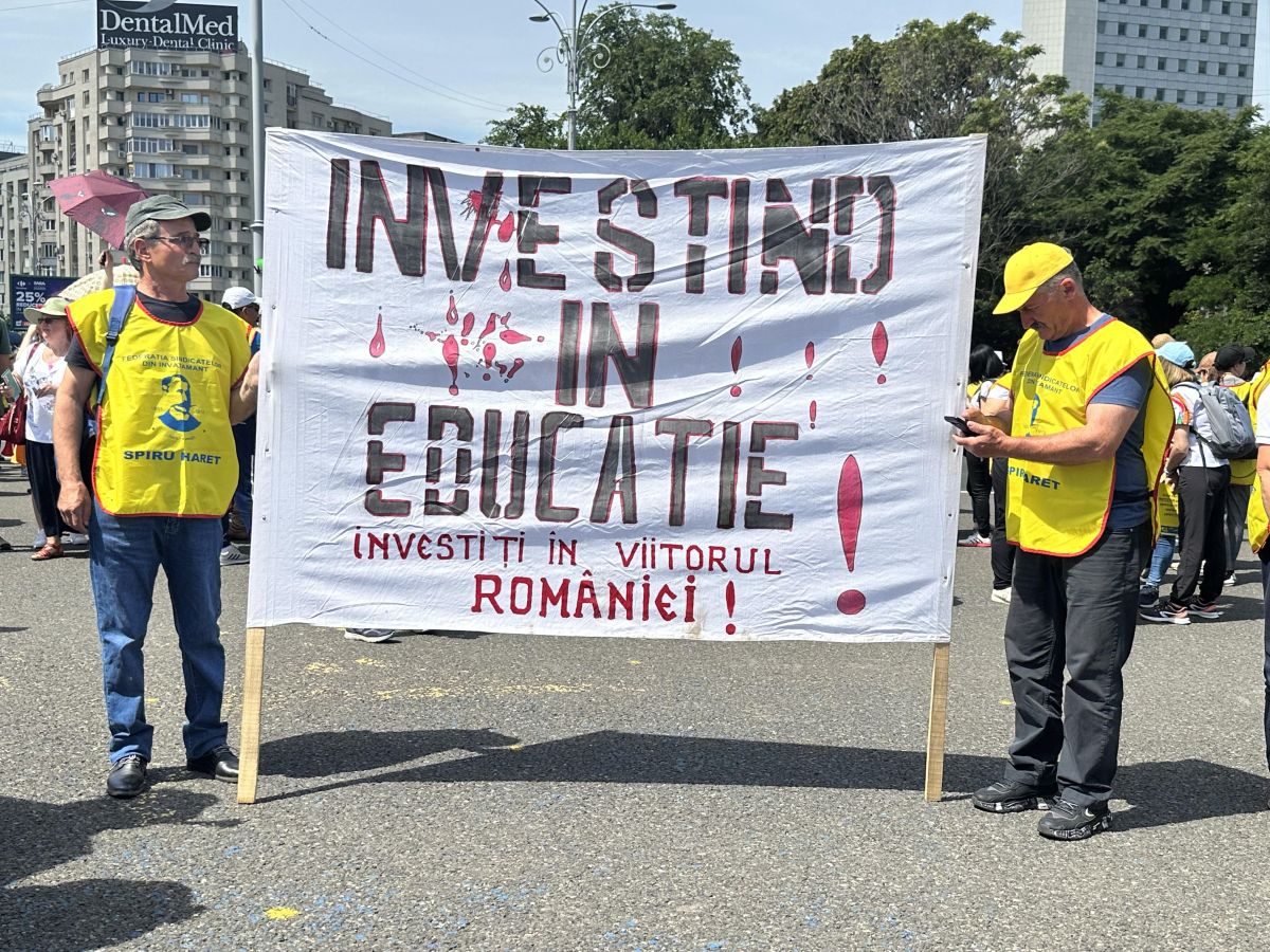 Protest al profesorilor, în a treia săptămână de grevă. Manifestanții au scandat în fața Palatului Cotroceni: „Demisia!”, „Nu cedăm!”
