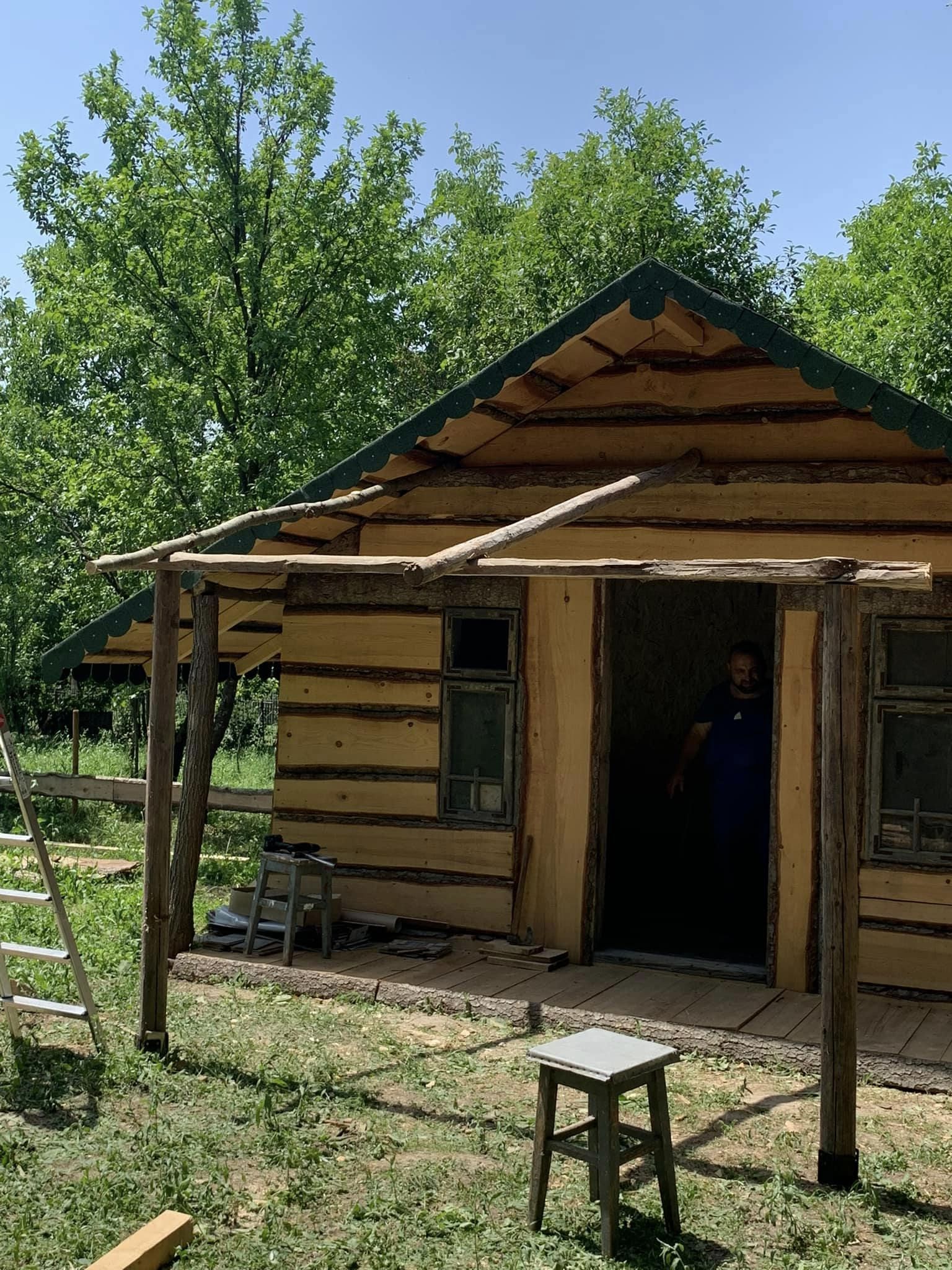 Cabana din pădure a Mihaelei Bilic e aproape gata. Ce modificări a făcut: „Ca să nu o mai bată soarele și ploaia, prispa mea a primit un cozoroc”