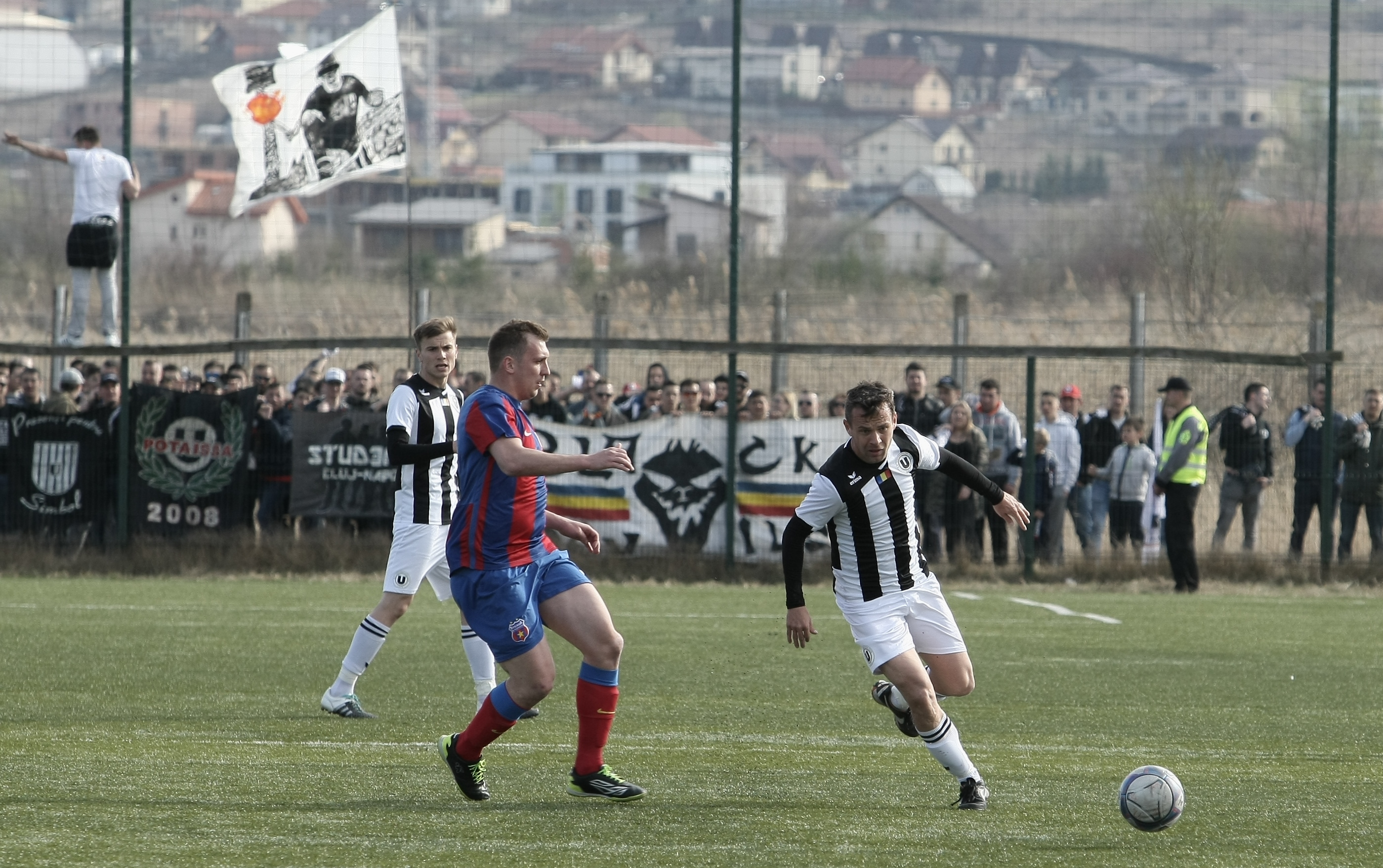 Șeful FRF, Răzvan Burleanu, a văzut cu ochii lui ce înseamnă spiritul U Cluj. ”Șepcile roșii” au făcut spectacol cu ”Steaua” | FOTO&VIDEO
