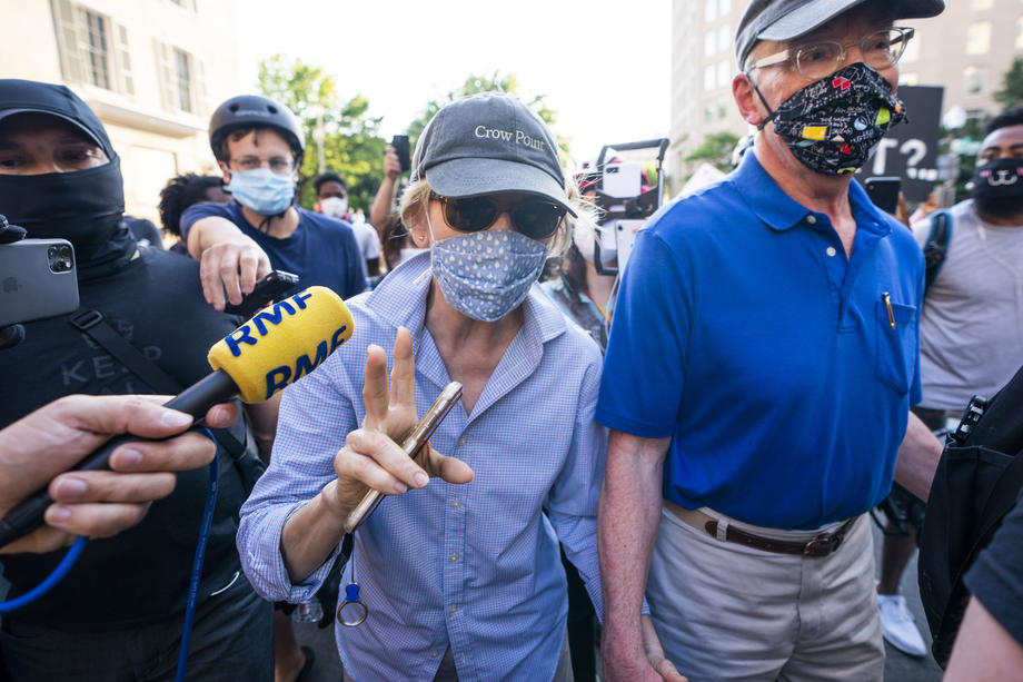 A opta zi de proteste în SUA. Oamenii au sfidat interdicțiile și au ieșit pe străzi în mai multe orașe. 200 de arestări, la New York