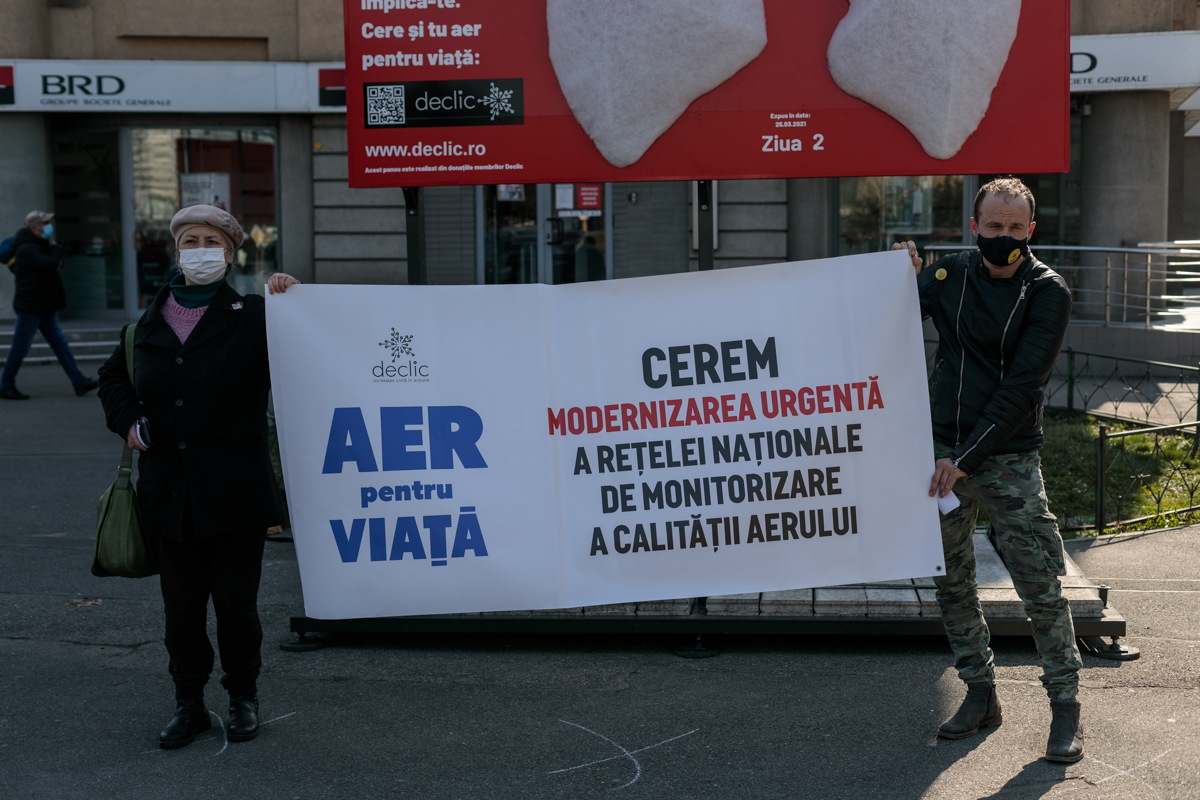 „Aerul ăsta nu e de nasul meu”. Manifest cu „plămâni” care se înnegresc de la aerul poluat din București