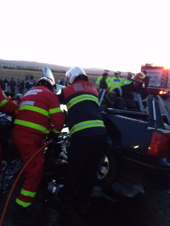 FOTO&VIDEO/ Bilanțul accidentului de pe DN2E a crescut la 5 morți. Un preot, sora, cumnatul şi unul din copiii acestuia au murit în accident