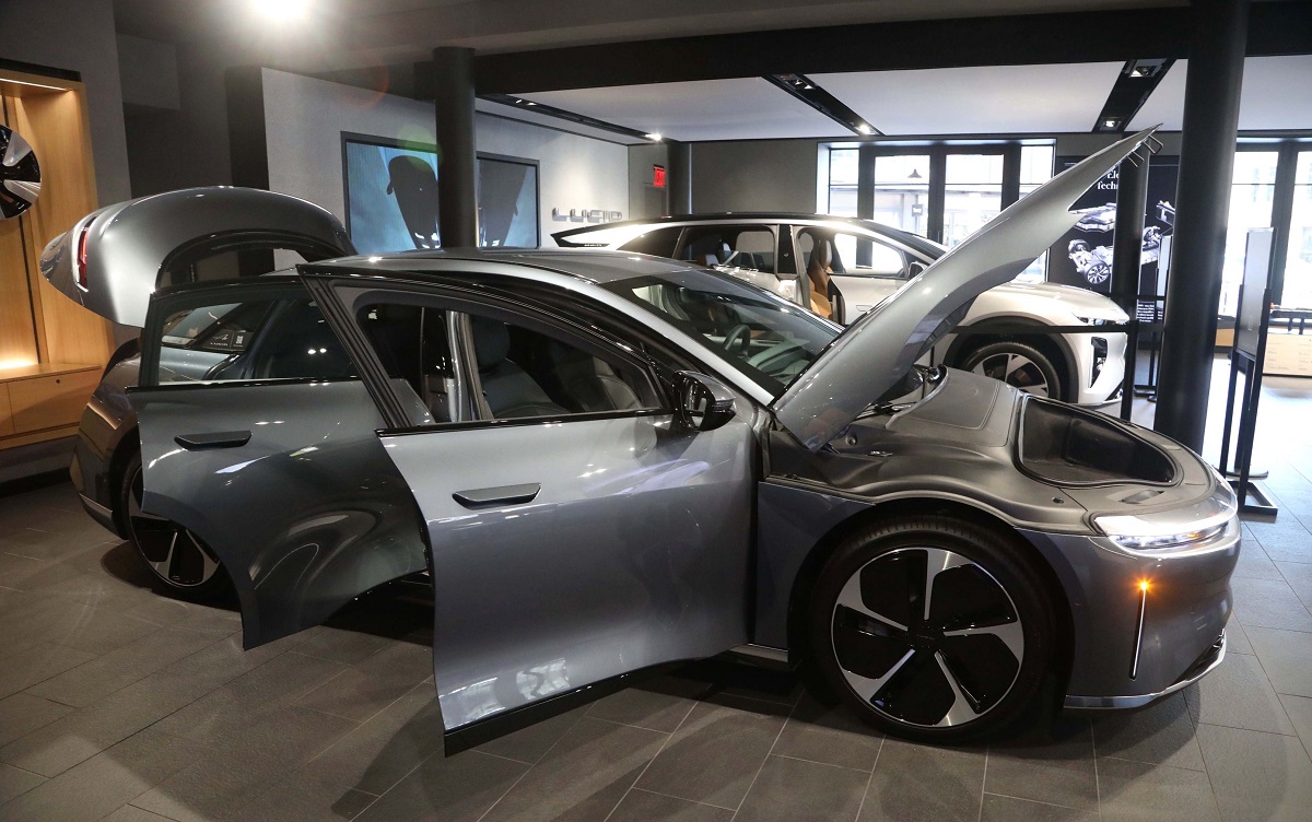 „Singura mașină de acest gen din Polonia a ars!” O limuzină electrică americană Lucid Air a luat foc în Varșovia | VIDEO