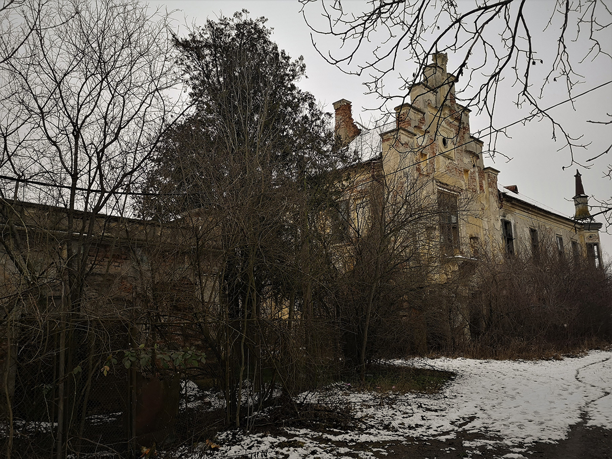 REPORTAJ. Un castel vechi de secole, din Ardeal, lăsat în voia sorții de beneficiarii retrocedării și de autorități: „Nu sunt fantome aici, doar sărăcie!”
