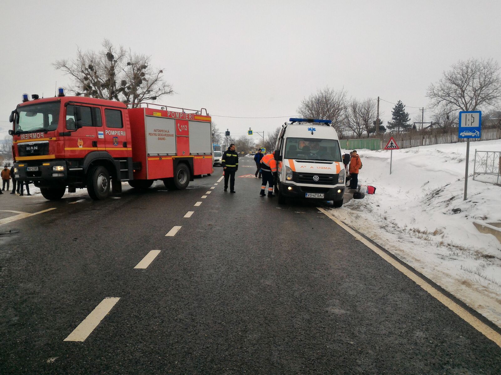 Un mort și două persoane încarcerate într-un accident în Vaslui în care a fost implicat un microbuz cu 10 călători/FOTO