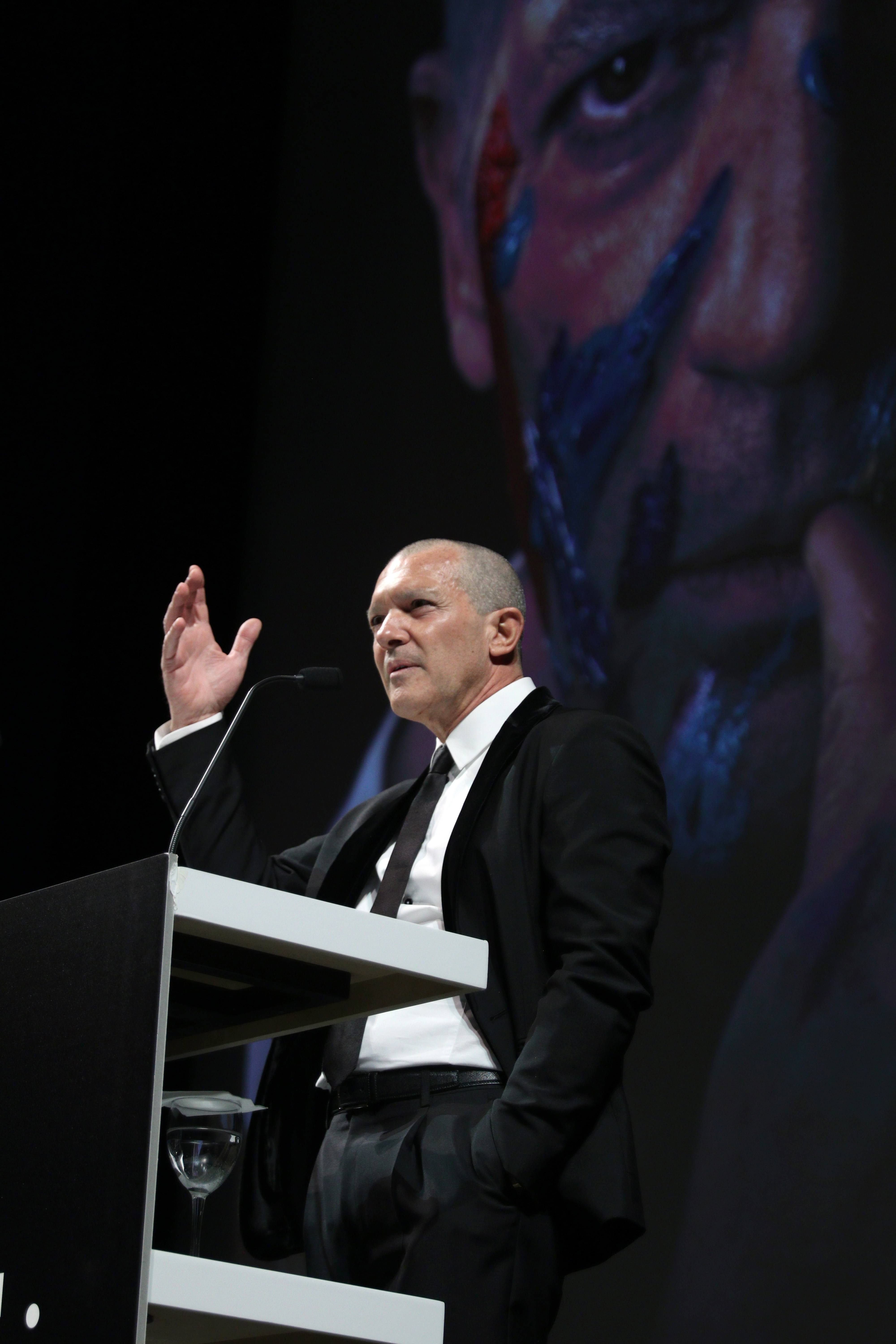 CORESPONDENȚĂ DIN MALAGA. Banderas, primit ca un rege în orașul său natal, la lansarea serialului despre viața lui Picasso. ”Antonio, te amo, te quiero!”/VIDEO
