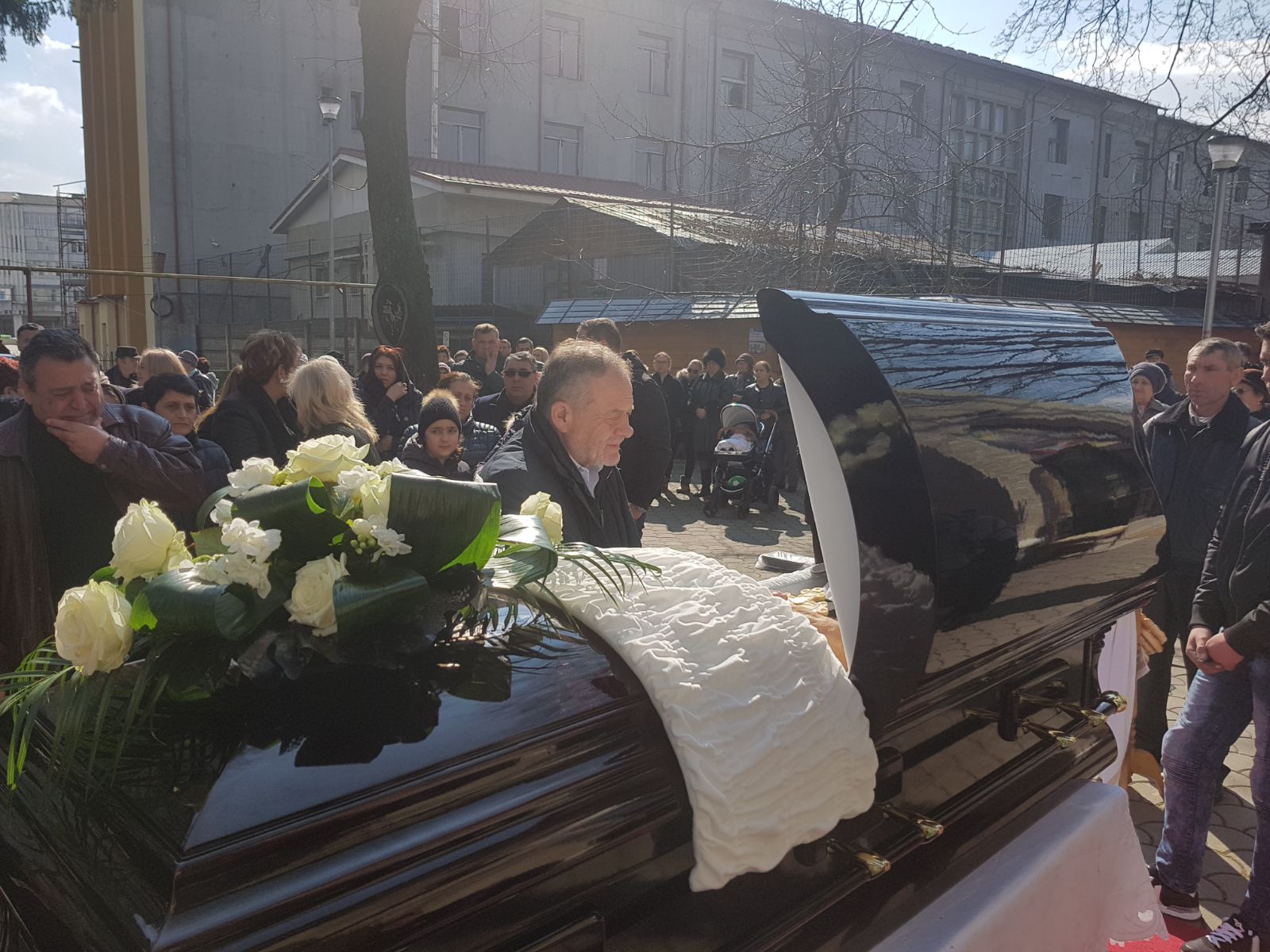 FOTO/ Liderul țiganilor din Moldova, înmormântat la Vaslui. La procesiune au fost mii de oameni, iar traficul a fost perturbat