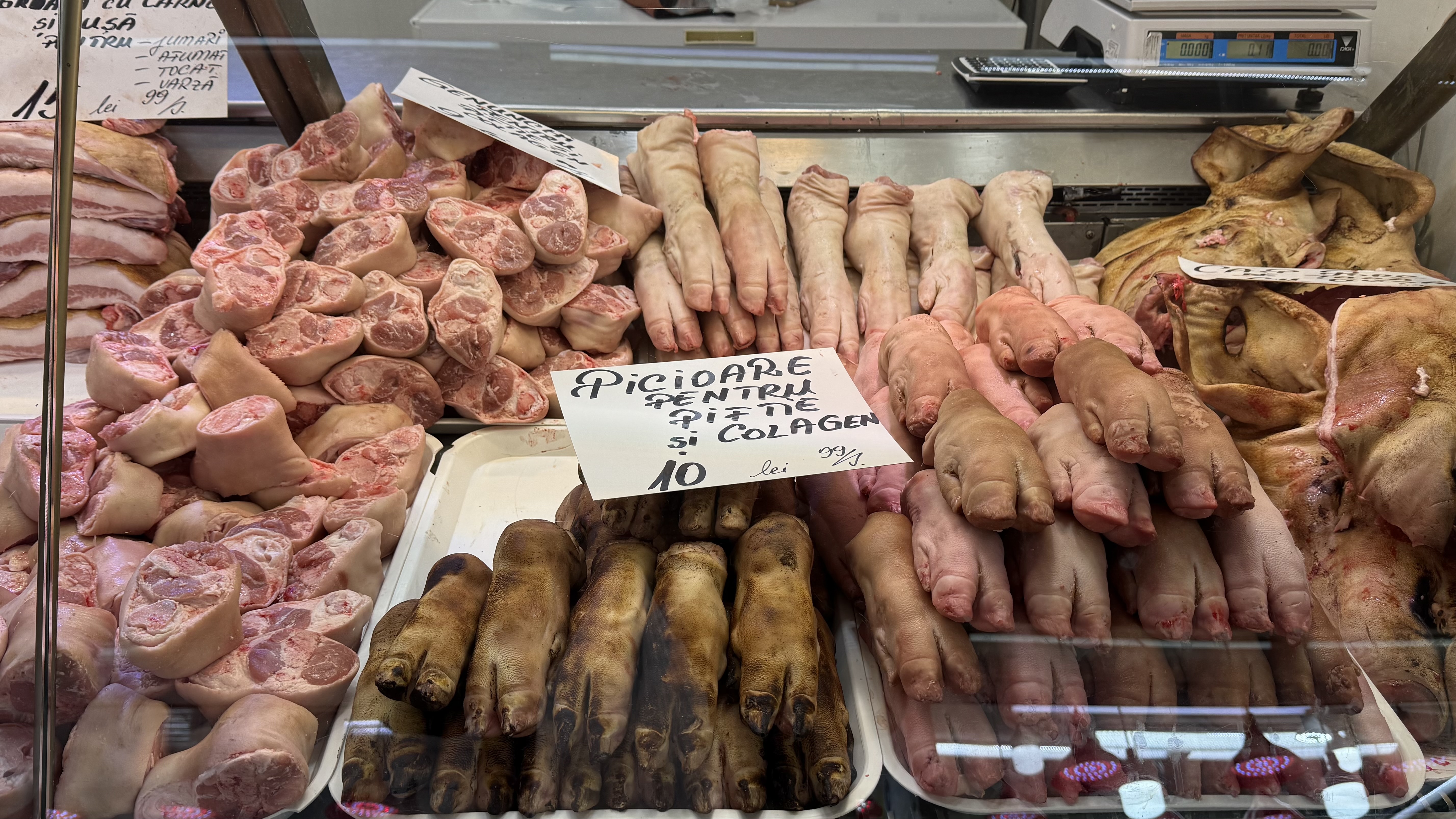 A început bătălia pentru carnea de porc. Reportaj în hala Obor: cât ne costă preparatele pentru sarmale și tobă?