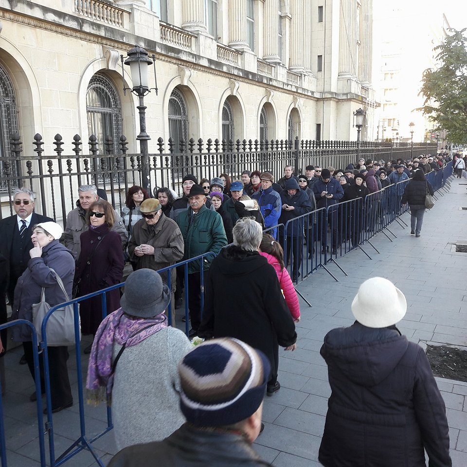 FOTO & VIDEO | Mii de oameni la Palatul Regal, în a doua zi de pelerinaj. ”Atât mai putem face pentru regele nostru. Lacrimi și flori”