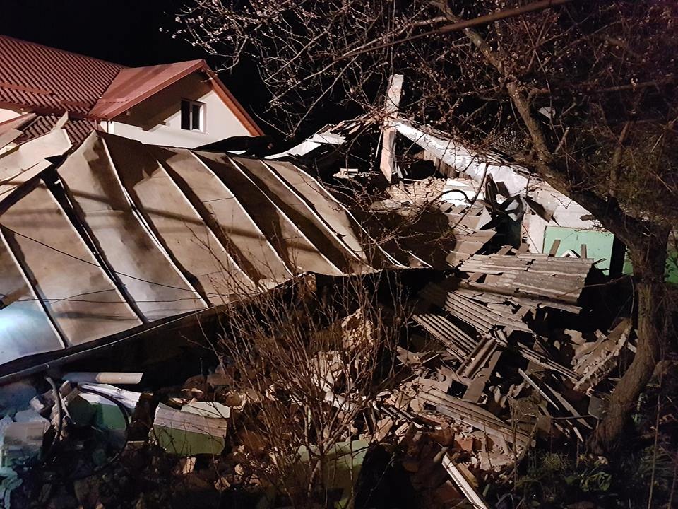 Casă prăbușită peste o bătrână, în urma unei explozii puternice în Roman. Femeia a fost grav rănită/ FOTO