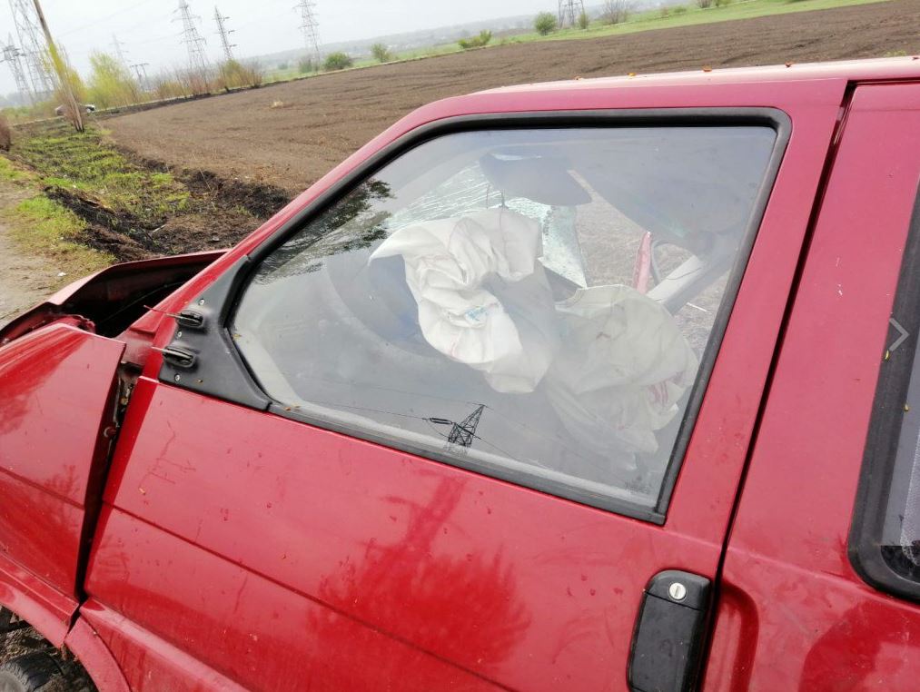 Accident pe DN1A, în Prahova. O persoană a murit şi 4 au fost rănite, după ce dubiţa în care se aflau a intrat într-un pom (FOTO & VIDEO)