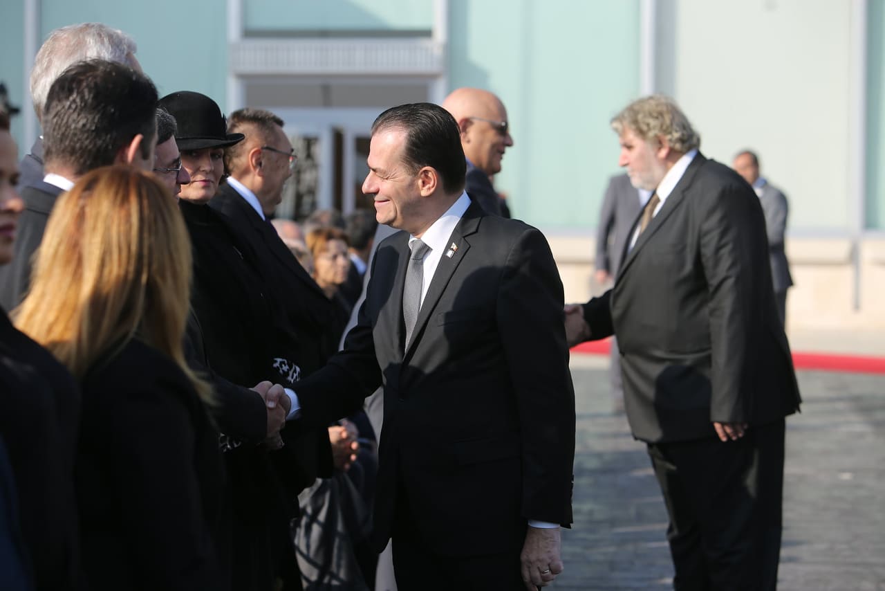 Regina-Mamă Elena, alături de fiul ei, regele Mihai. Sicriul cu rămășițele pământești a ajuns la Curtea de Argeș