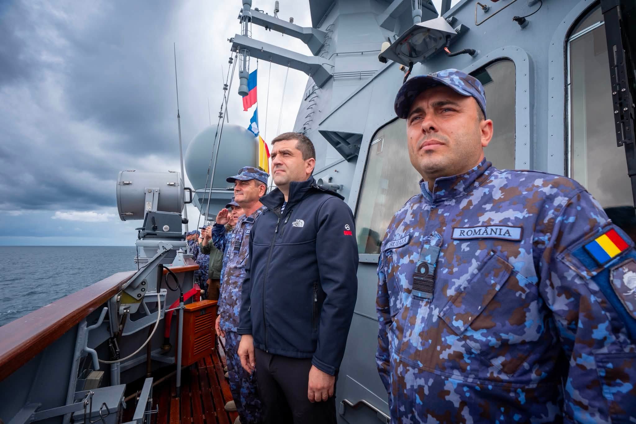 Radu Miruță, sesiune foto îmbrăcat în marinar pe corveta „Contraamiral August Roman”, cu care a călătorit 14 ore spre România