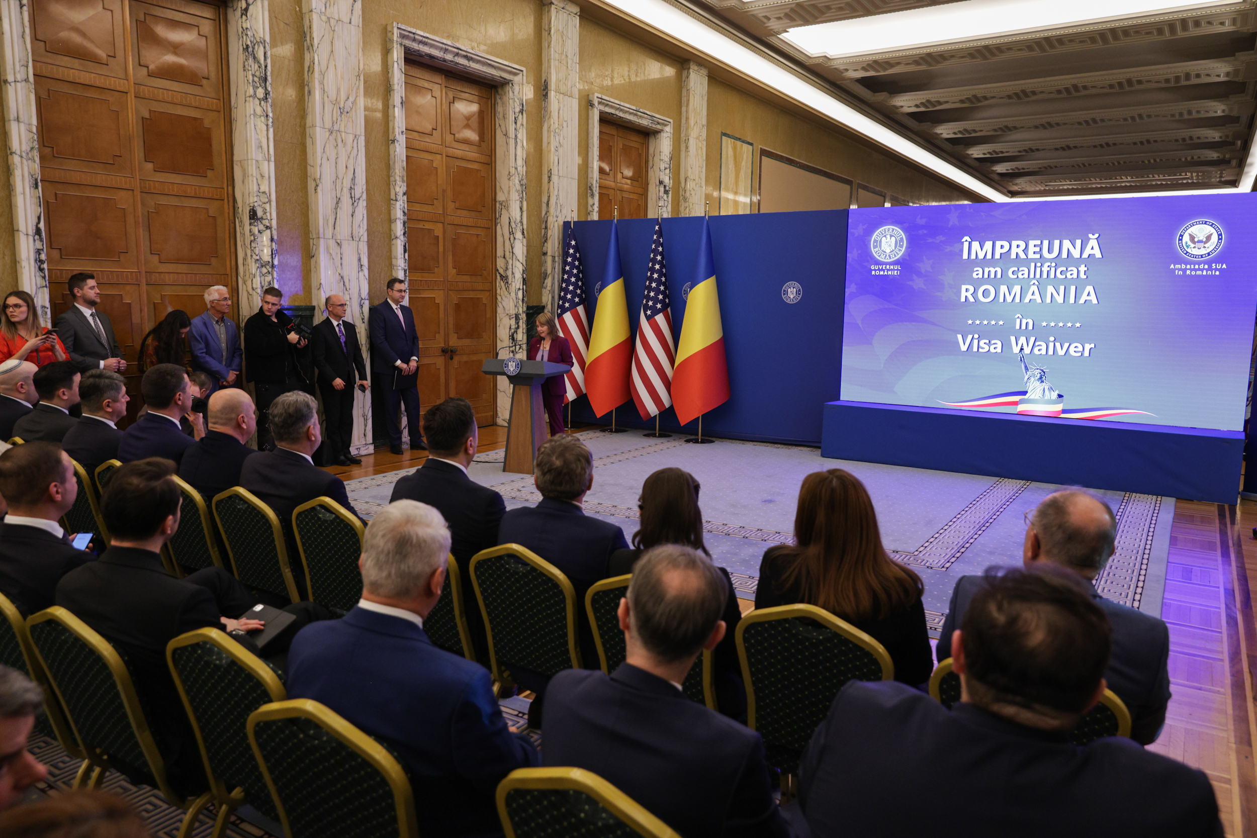 Românii pot călători în SUA fără vize din 31 martie. Decizia, oficializată de Marcel Ciolacu, ambasadoarea SUA și Hagi: „Un moment istoric”