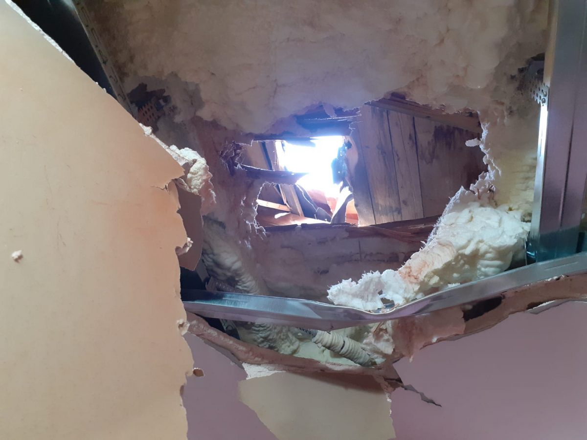 Un bolovan de 50 de kilograme a căzut prin acoperișul unei familii din Hunedoara. Autoritățile fac verificări, pentru că nu se știe de unde a venit piatra