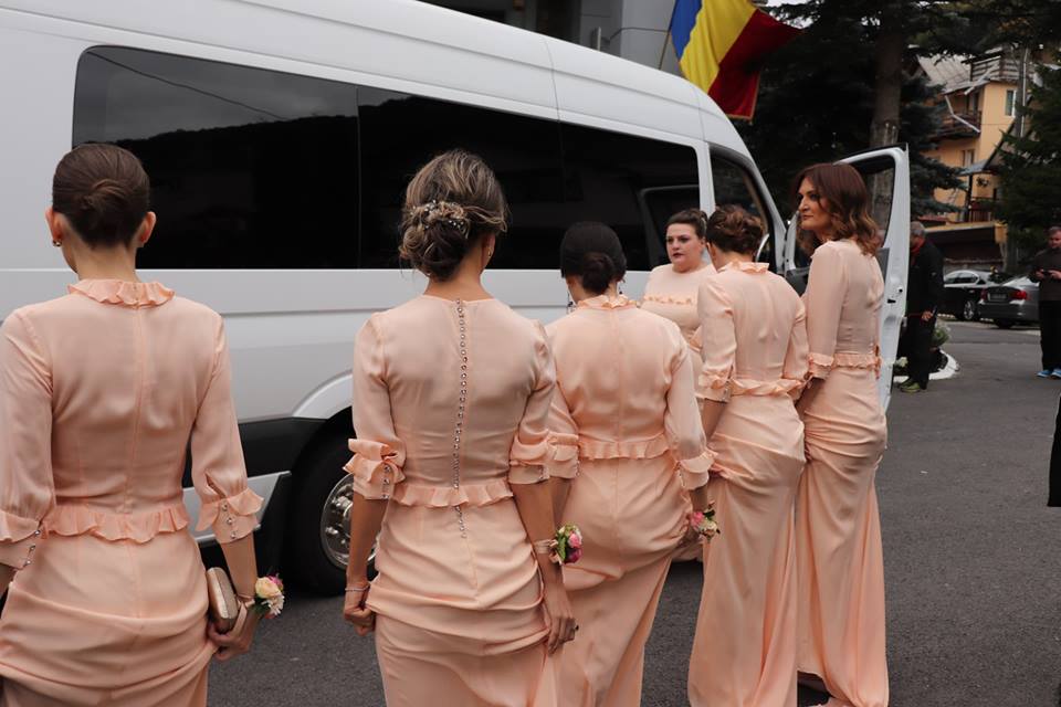 CORESPONDENȚĂ DIN SINAIA/ Detaliul care le-a scăpat domnișoarelor de onoare de la nunta principelui Nicolae cu Alina Binder | FOTO