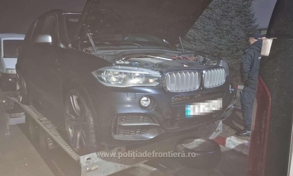 Au demontat trei mașini, furate din Germania și Suedia, în valoare de 320.000 de euro, și au încercat să le introducă în România drept „piese auto uzate”