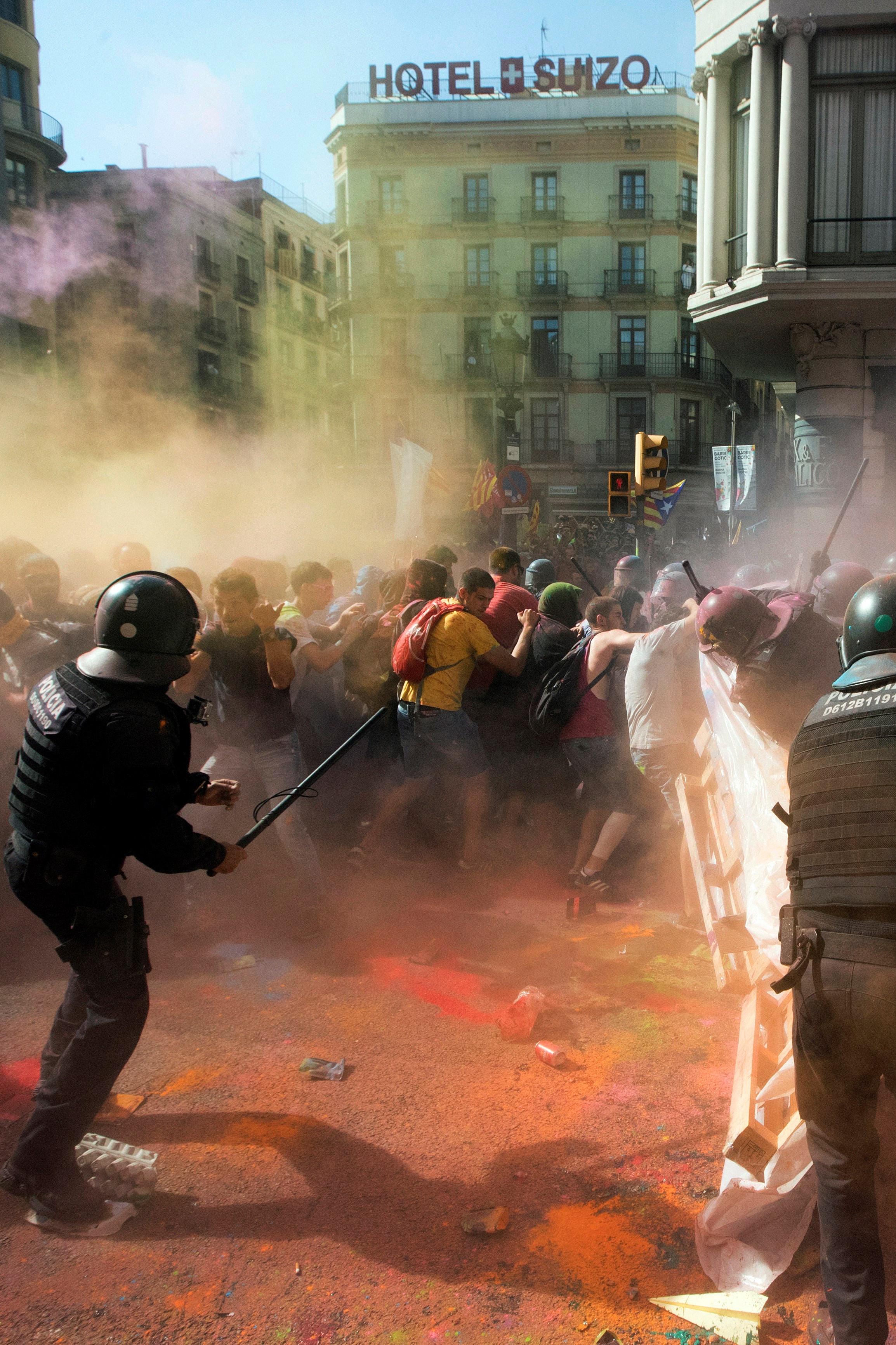 FOTO | Violențe la Barcelona între separatiștii catalani și poliție