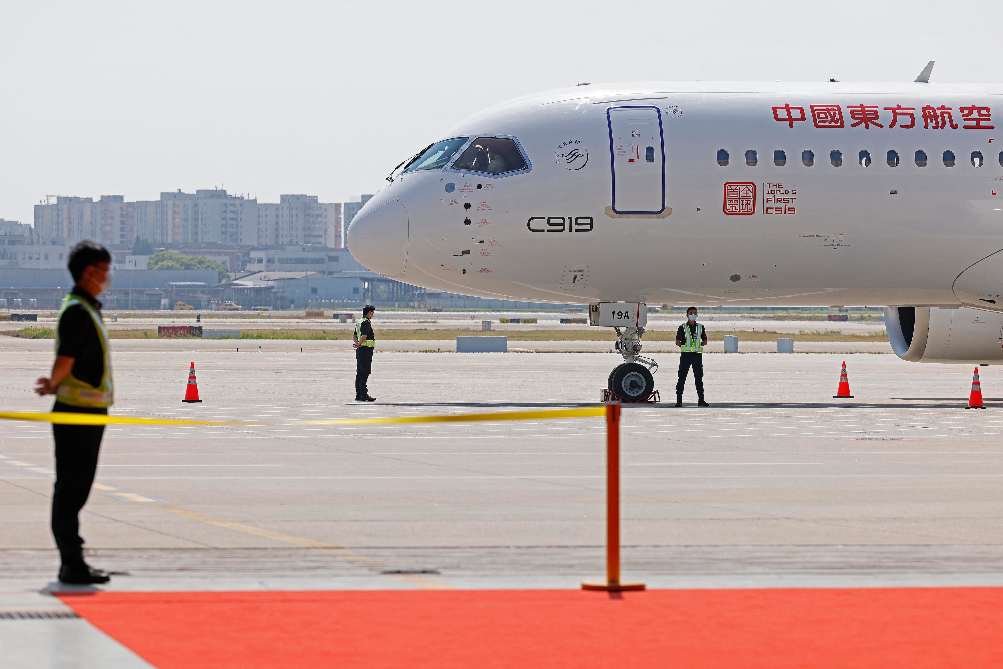 Primul avion de linie al Chinei, C919, a efectuat zborul comercial inaugural. Aeronava este menită să concureze cu modelele Boeing și Airbus