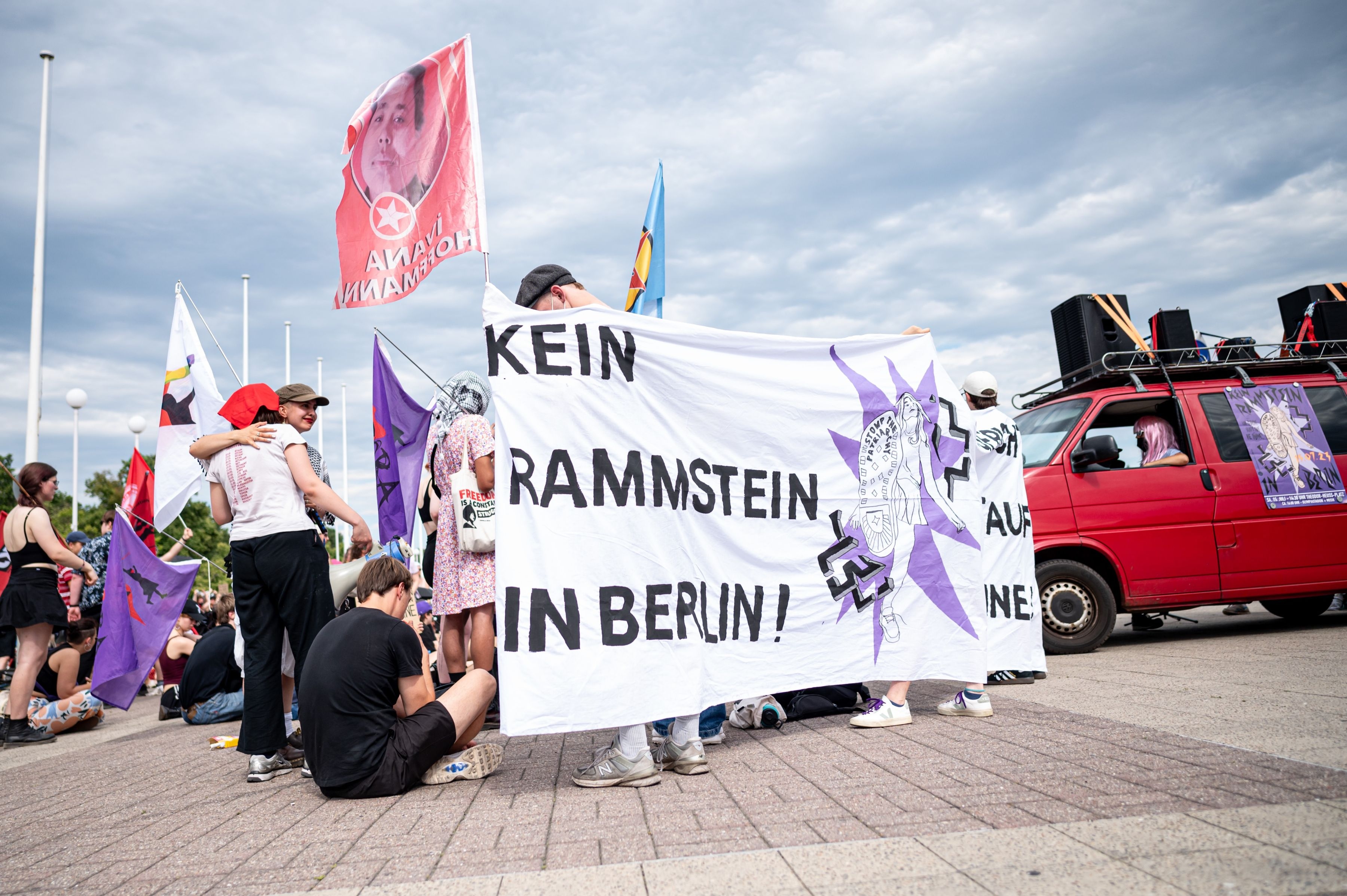 Doi oameni au fost reținuți la Berlin, după ce au încercat „să saboteze” concertul Rammstein. Liderul trupei germane este suspectat de agresiuni sexuale