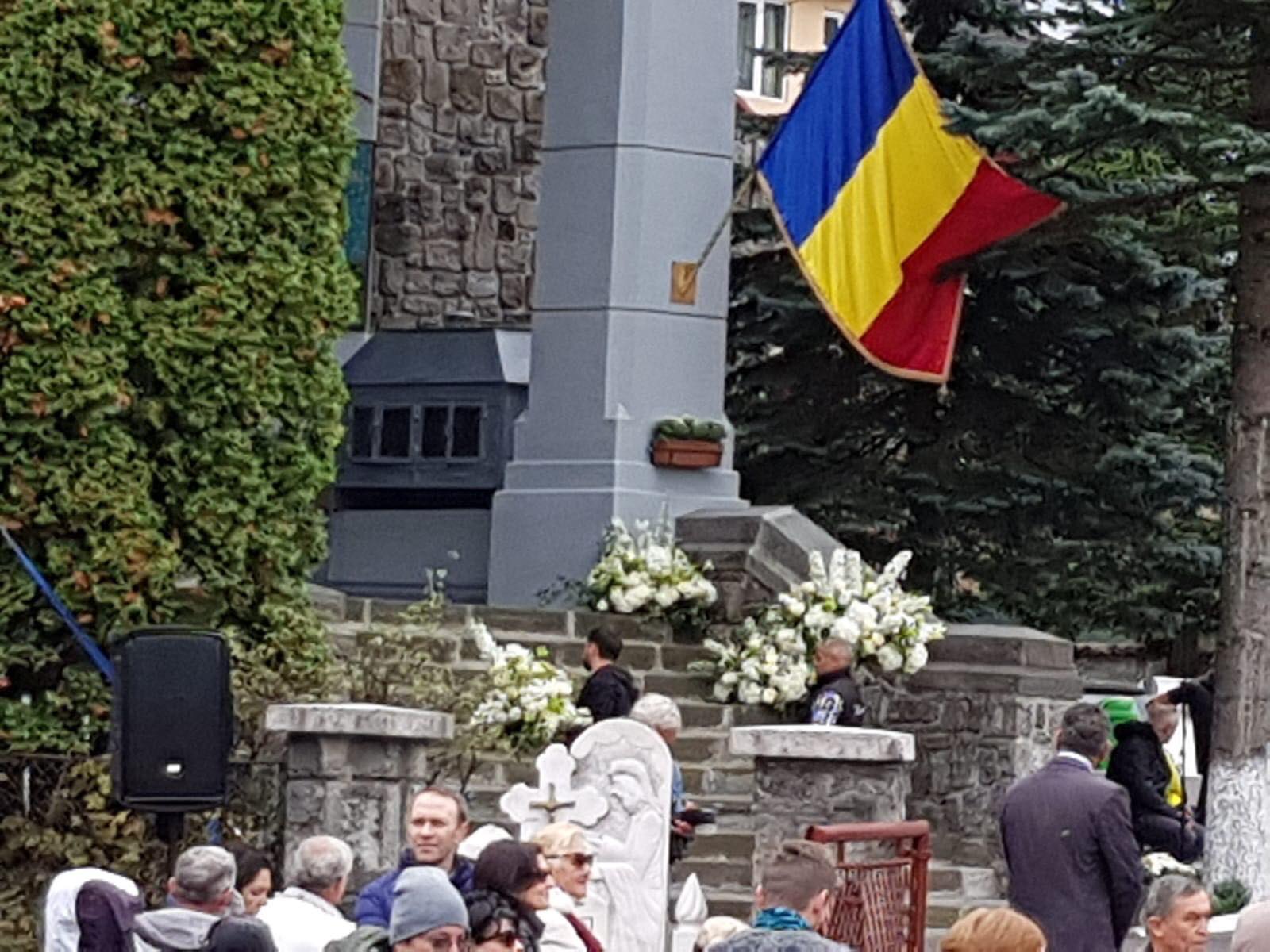 CORESPONDENȚĂ DIN SINAIA/ Primii „nuntași” s-au adunat la Sinaia, la nunta fostului Principe Nicolae. Cum a fost decorată biserica