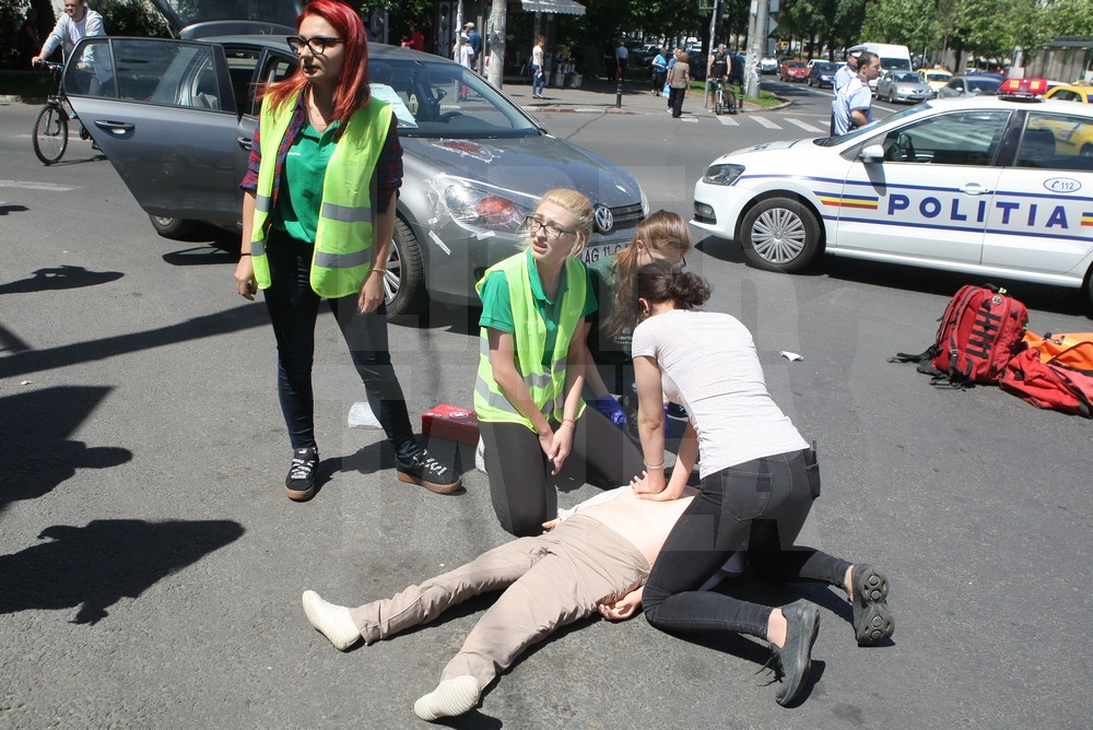 Cum intervin polițiștii în cazul unui accident rutier. Simularea, desfășurată într-o intersecție din București / VIDEO&FOTO