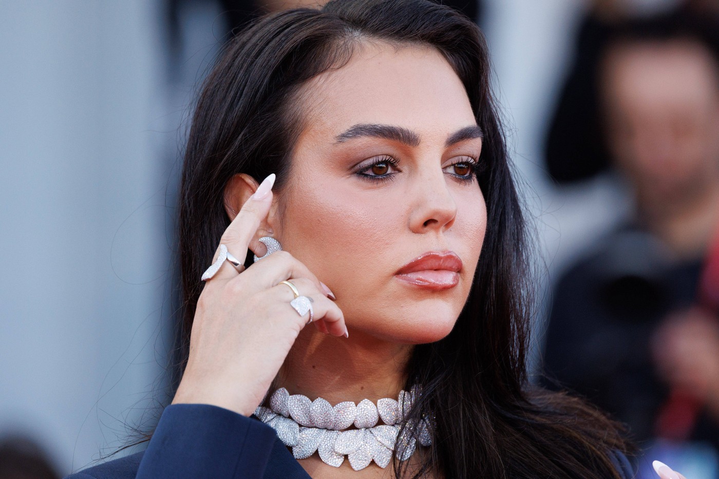 Cum a apărut Georgina Rodriguez la Festivalul de Film de la Veneția. A pășit pe covorul roșu cu bijuterii de peste 600.000 de euro