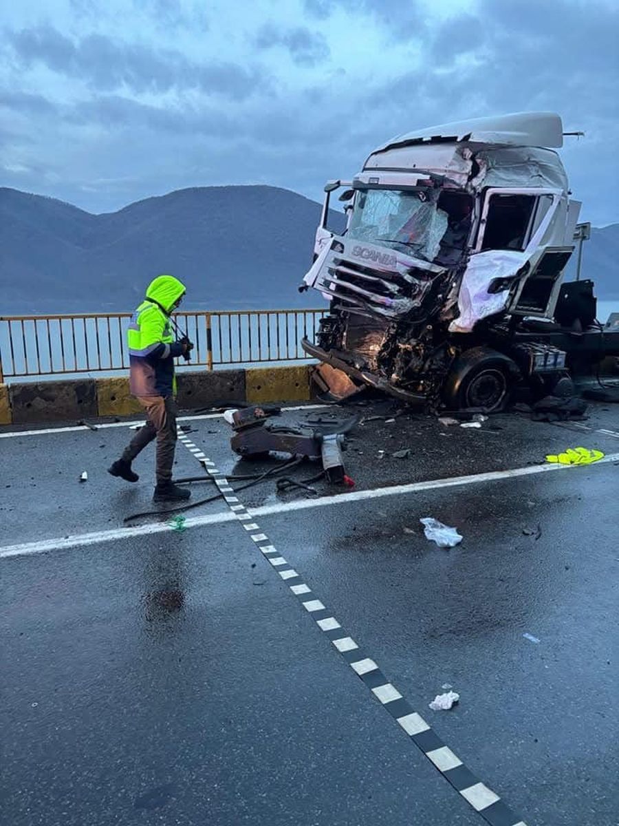 Șoferul unui TIR a murit, după ce a acroșat un utilaj agricol de pe contrasens, pe DN6, în Orșova. Trafic blocat, coadă de peste 10 kilometri